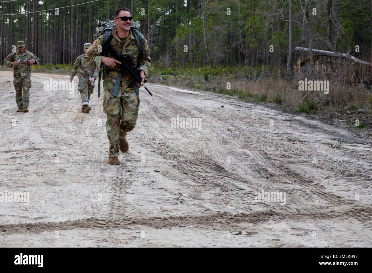 U.S. Army Sgt. Matthew Fiore, ein UH-60 Black Hawk CrewChief, der das 78. Lufttruppenkommando der Georgia Army National Guard mit Sitz in Marietta vertritt, gewinnt die unkommissionierte Offiziersdivision 12-Mile Rruck märz während des 2022 Georgia National Guard Best Warrior Competition in Fort Stewart, Georgia, Georgia, 22. März 2022. Der Wettbewerb der besten Krieger testet die Bereitschaft und Anpassungsfähigkeit unserer Streitkräfte und bereitet unsere georgischen Wachmänner auf die unvorhersehbaren Herausforderungen von heute vor. Stockfoto