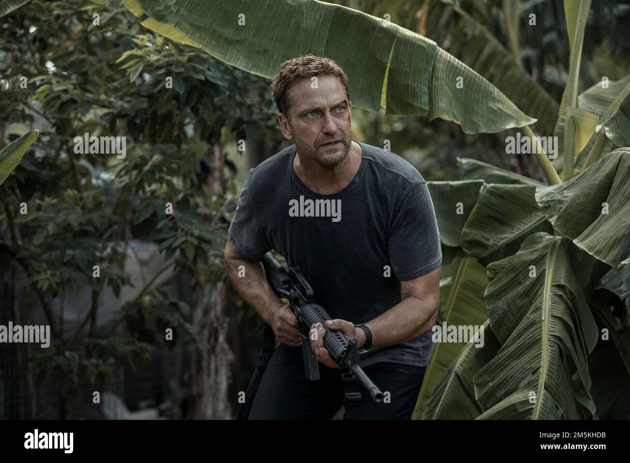 VERÖFFENTLICHUNGSDATUM: 13. Januar 2022. TITEL: Ebene. STUDIO: Lionsgate. DIREKTOR: Jean-Francois Richet. EIN Pilot befindet sich in einem Kriegsgebiet, nachdem er gezwungen wurde, sein kommerzielles Flugzeug während eines schrecklichen Sturms zu landen. GERARD BUTLER als Brodie Torrance. (Kreditbild: © Lionsgate/Unterhaltungsbilder) Stockfoto