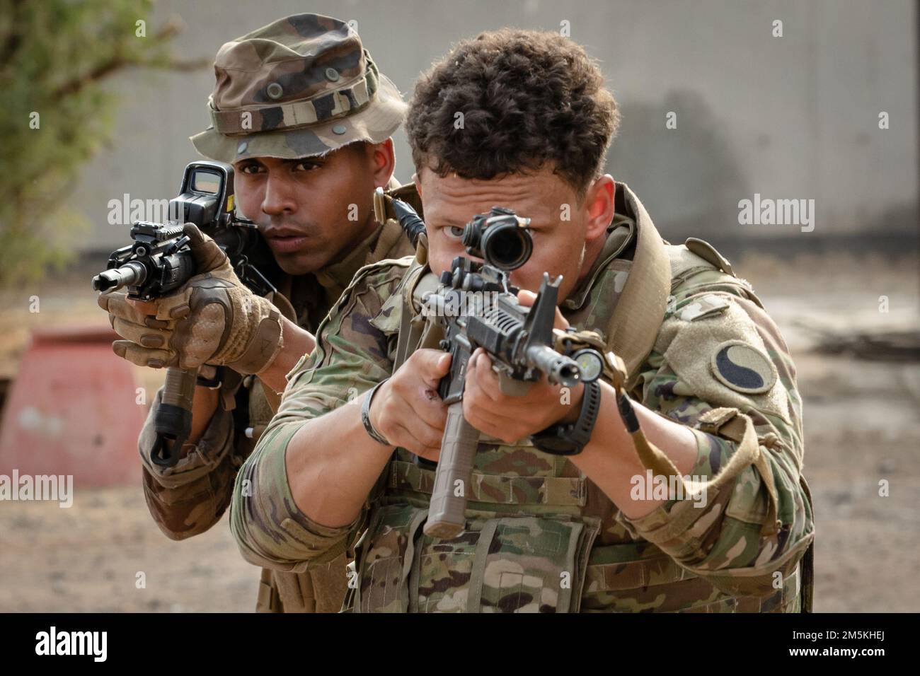 USA Soldaten der Nationalgarde, die der Task Force Roter Drache, der Gemeinsamen Task Force Horn von Afrika (CJTF-HOA) und Mitgliedern des 2. Ausländischen Fallschirmspringer-Regiments mit den französischen Streitkräften in Dschibuti (FFDJ) zugewiesen sind, beteiligen sich an der Eröffnung eines neuen ‚Kampfdorfes‘, Oder Militäroperationen auf urbanisiertem Gelände (MOUT), mit einer kleinen gemeinsamen Übung auf der französischen Basis, Dschibuti, 22. März 2022. CJTF-HOA, die vom Camp Lemonnier (Dschibuti) aus operiert, trainiert regelmäßig mit Bündnispartnern und Partnernationen, Koalitionstruppen und zwischenstaatlichen Organisationen und arbeitet mit ihnen zusammen Stockfoto