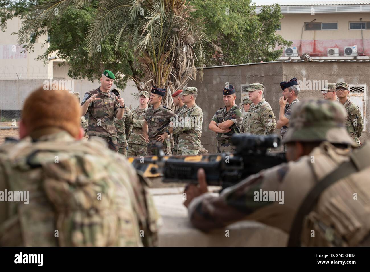 USA Soldaten der Nationalgarde, die der Task Force Roter Drache, der Gemeinsamen Task Force Horn von Afrika (CJTF-HOA) und Mitgliedern des 2. Ausländischen Fallschirmspringer-Regiments mit den französischen Streitkräften in Dschibuti (FFDJ) zugewiesen sind, beteiligen sich an der Eröffnung eines neuen ‚Kampfdorfes‘, Oder Militäroperationen auf urbanisiertem Gelände (MOUT), mit einer kleinen gemeinsamen Übung auf der französischen Basis, Dschibuti, 22. März 2022. CJTF-HOA, die vom Camp Lemonnier (Dschibuti) aus operiert, trainiert regelmäßig mit Bündnispartnern und Partnernationen, Koalitionstruppen und zwischenstaatlichen Organisationen und arbeitet mit ihnen zusammen Stockfoto