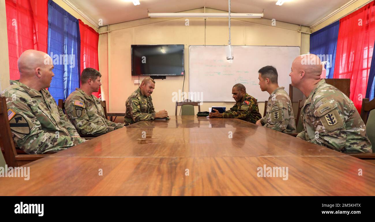 USA Soldaten der 130. Ingenieurbrigade trainieren am 23. März in Lae, Papua-Neuguinea, die Streitkräfte der Papua-Neuguinea für die Sicherheit kritischer Standorte und die Junction-Packungen. Durch diese laterale Übung (Tamiok Strike 22) wurde die taktische Gesamtfähigkeit der PNG Defense Force verbessert. Eine Kombination aus militärischer Bereitschaft und Reaktionsfähigkeit erfordert eine gemeinsame Ausbildung. Tamiok Strike bekräftigt die Verpflichtungen der USA gegenüber unseren Verbündeten im Oceania-Vertrag und anderen regionalen Partnern, indem es Schulungen für eine ständig zunehmende Komplexität im 21. Jahrhundert durchführt, die Bereitschaft zur Zusammenarbeit stärkt und die Interoperabilität fördert, die es zu kämpfen und zu gewinnen gilt Stockfoto