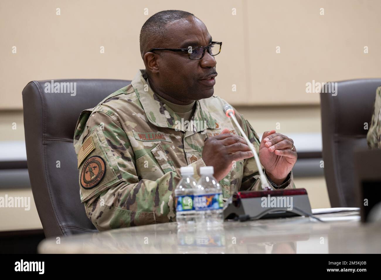 USA Air Force Chief Master Sgt. Maurice L. Williams, Kommandochef der Air National Guard, beantwortet eine Frage während des Segments der Senior Enlisted Leadership Panel eines Symposiums zur Integration der Total Force im General Jacob E. Smart Center auf der Joint Base Andrews, Maryland, 22. März 2022. Williams schloss sich Chief Master Sgt. Timothy C. White, Befehlshaber des Luftwaffenreservekommandos, und Chief Master Sgt. Brian P. Knuzelnick, Befehlschef des Luftwaffenkommandos, in der moderierten Podiumsdiskussion an, um die Herausforderungen, Erfolge und bevorstehenden Initiativen der Total Force Airmen zu erörtern. Stockfoto