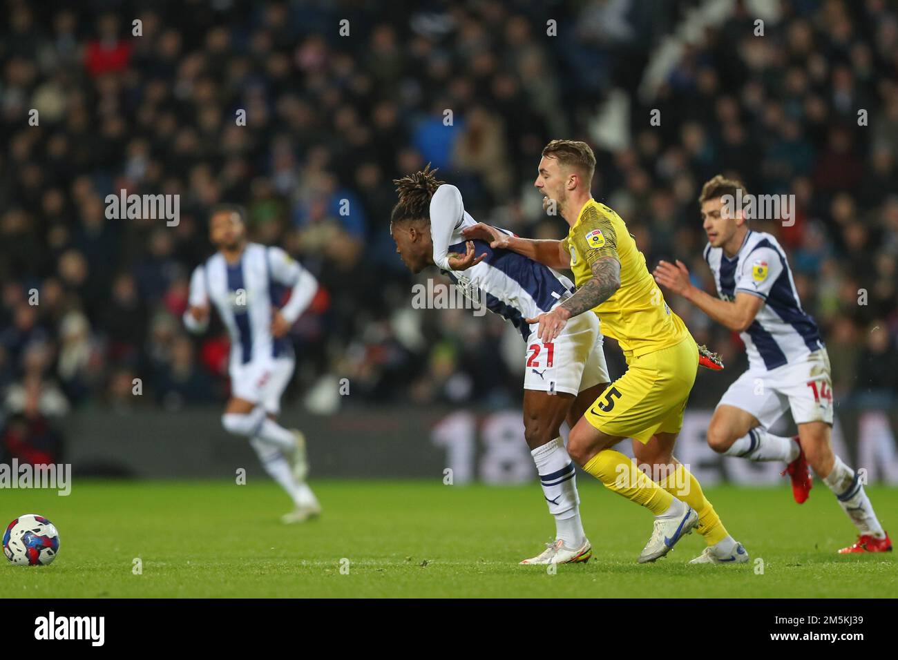 Patrick Bauer #5 von Preston North End schlägt Brandon Thomas-Asante #21 von West Bromwich Albion während des Sky Bet Championship-Spiels West Bromwich Albion vs Preston North End im Hawthorns, West Bromwich, Großbritannien, 29. Dezember 2022 (Foto von Gareth Evans/News Images) Stockfoto