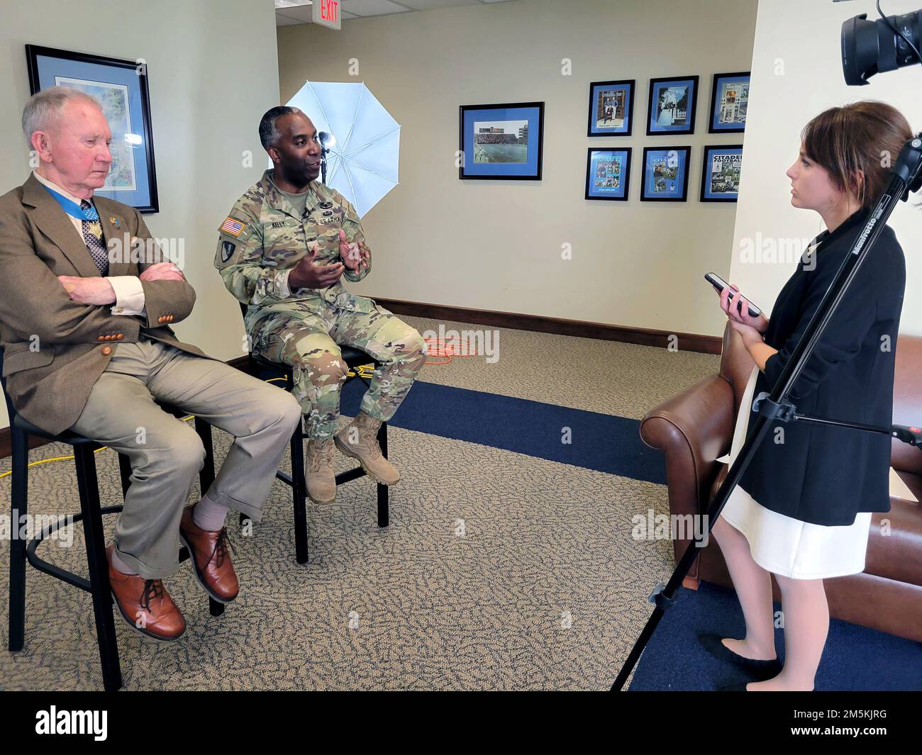 Jackie Pennoyer, Spezialist für öffentliche Angelegenheiten der USA Army Corps of Engineers, Charleston District, interviewt die USA Marinekorps Generalmajor (a.D.) James Livingston (links) und USA Armeebrig. General Jason Kelly, Commander der USA Armeekorps Der Ingenieure, Südatlantik-Division. Livingston, der mit einer Ehrenmedaille ausgezeichnet wurde, war Hauptredner während des kürzlich durchgeführten Military Leadership Development Program der Division. Der Charleston District war Gastgeber der Veranstaltung. Stockfoto