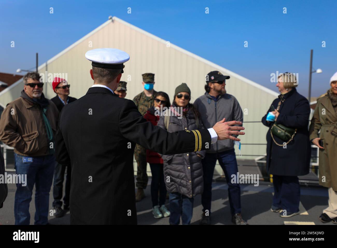 220322-N-HK187-1004 KOPENHAGEN, Dänemark (22. März 2022) – LT. Erick Bohman, Navigator an Bord der Arleigh-Burke-Klasse-Guided-Missile Destroyer USS The Sullivans (DDG 68), führt am 22. März eine Tour durch die Sullivans, während sie in Kopenhagen, Dänemark, portiert sind. Die Sullivans werden in das europäische Operationstheater entsandt und nehmen an einer Reihe von maritimen Aktivitäten zur Unterstützung der USA Teil Sechste Flotte und NATO-Alliierten. Stockfoto