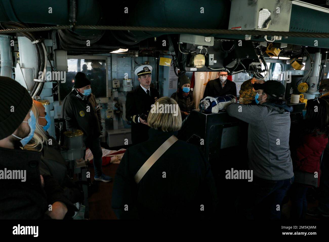 220322-N-HK187-1007 KOPENHAGEN, Dänemark (22. März 2022) – LT. Erick Bohman, Navigator an Bord der Arleigh-Burke-Klasse-Guided-Missile Destroyer USS The Sullivans (DDG 68), führt am 22. März eine Tour durch die Sullivans, während sie in Kopenhagen, Dänemark, portiert sind. Die Sullivans werden in das europäische Operationstheater entsandt und nehmen an einer Reihe von maritimen Aktivitäten zur Unterstützung der USA Teil Sechste Flotte und NATO-Alliierten. Stockfoto