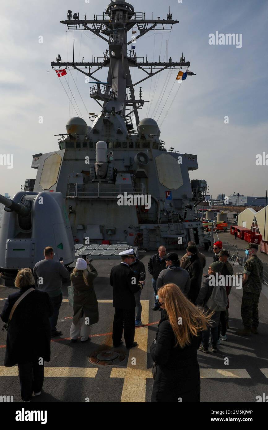220322-N-HK187-1005 KOPENHAGEN, Dänemark (22. März 2022) – LT. Erick Bohman, Navigator an Bord der Arleigh-Burke-Klasse-Guided-Missile Destroyer USS The Sullivans (DDG 68), führt am 22. März eine Tour durch die Sullivans, während sie in Kopenhagen, Dänemark, portiert sind. Die Sullivans werden in das europäische Operationstheater entsandt und nehmen an einer Reihe von maritimen Aktivitäten zur Unterstützung der USA Teil Sechste Flotte und NATO-Alliierten. Stockfoto