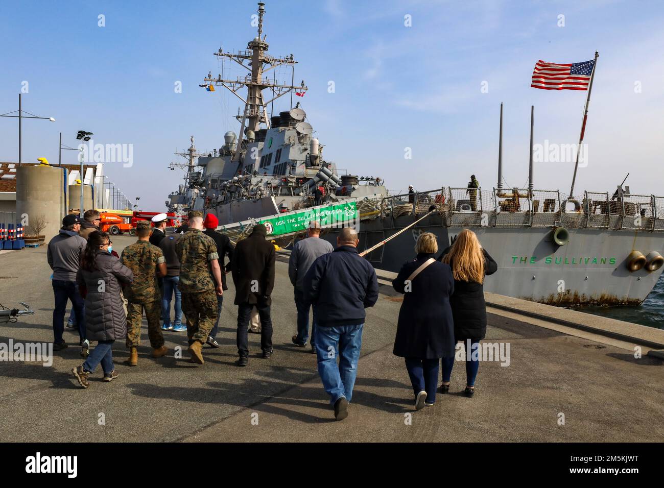 220322-N-HK187-1001 KOPENHAGEN, Dänemark (22. März 2022) – LT. Erick Bohman, Navigator an Bord der Arleigh-Burke-Klasse-Guided-Missile Destroyer USS The Sullivans (DDG 68), führt am 22. März eine Tour durch die Sullivans, während sie in Kopenhagen, Dänemark, portiert sind. Die Sullivans werden in das europäische Operationstheater entsandt und nehmen an einer Reihe von maritimen Aktivitäten zur Unterstützung der USA Teil Sechste Flotte und NATO-Alliierten. Stockfoto