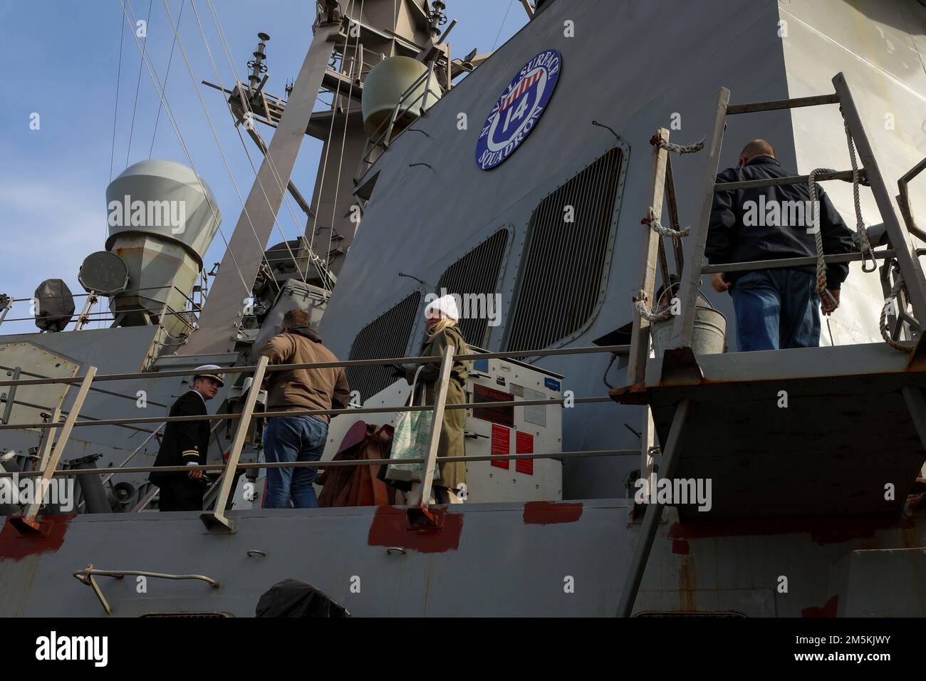 220322-N-HK187-1006 KOPENHAGEN, Dänemark (22. März 2022) – LT. Erick Bohman, Navigator an Bord der Arleigh-Burke-Klasse-Guided-Missile Destroyer USS The Sullivans (DDG 68), führt am 22. März eine Tour durch die Sullivans, während sie in Kopenhagen, Dänemark, portiert sind. Die Sullivans werden in das europäische Operationstheater entsandt und nehmen an einer Reihe von maritimen Aktivitäten zur Unterstützung der USA Teil Sechste Flotte und NATO-Alliierten. Stockfoto