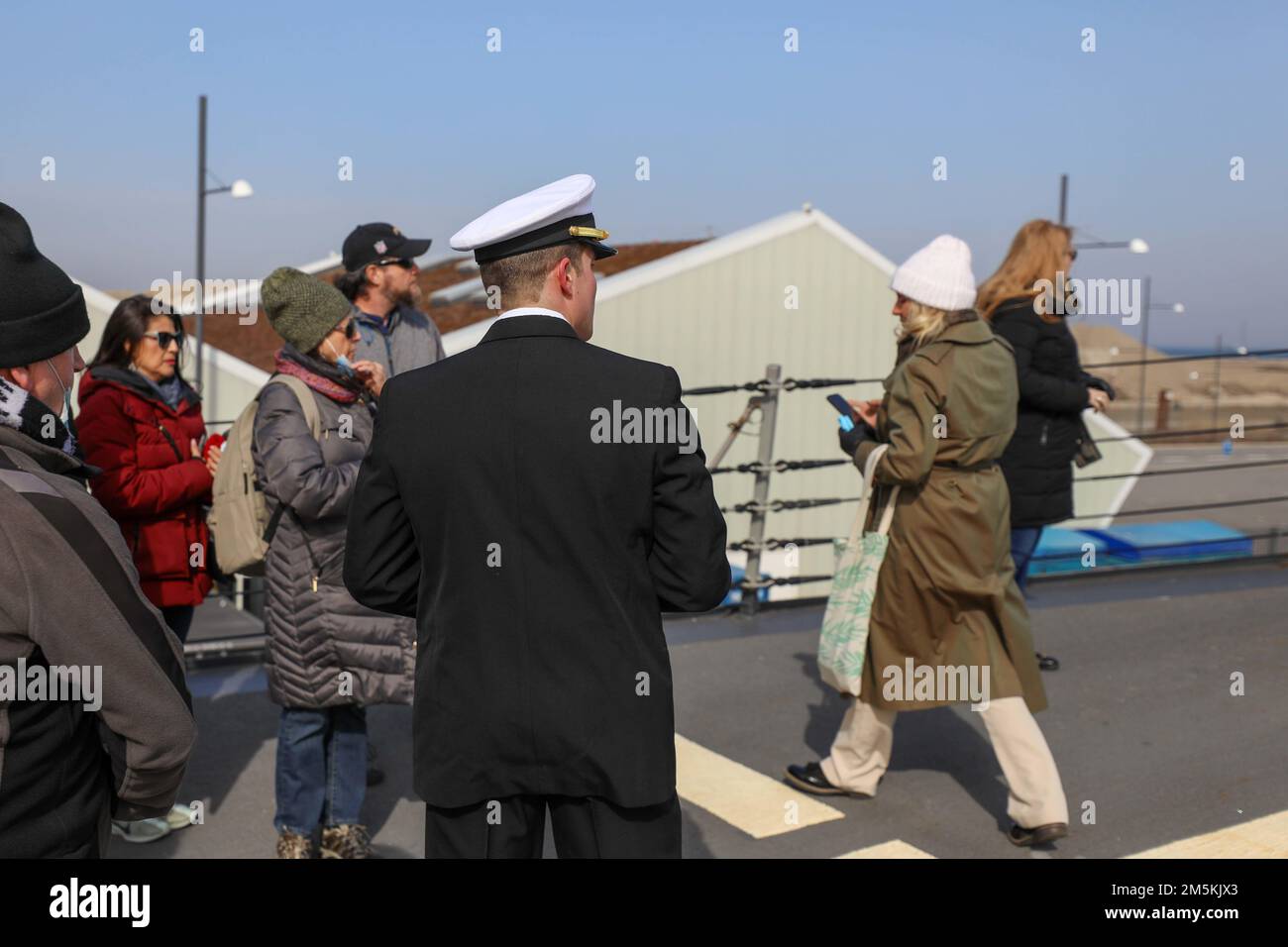 220322-N-HK187-1003 KOPENHAGEN, Dänemark (22. März 2022) – LT. Erick Bohman, Navigator an Bord der Arleigh-Burke-Klasse-Guided-Missile Destroyer USS The Sullivans (DDG 68), führt am 22. März eine Tour durch die Sullivans, während sie in Kopenhagen, Dänemark, portiert sind. Die Sullivans werden in das europäische Operationstheater entsandt und nehmen an einer Reihe von maritimen Aktivitäten zur Unterstützung der USA Teil Sechste Flotte und NATO-Alliierten. Stockfoto