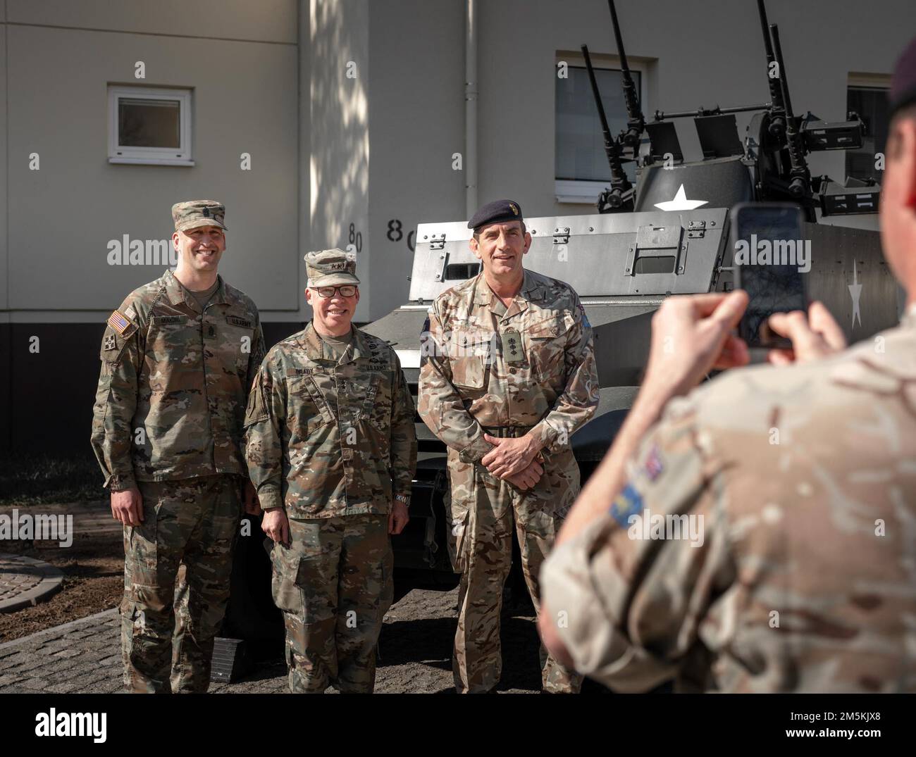 USA Generalmajor Greg Brady und Kommandosgt. Major Giancarlo Macri, Befehlsteam des 10. Army Air & Missile Defense Command, zusammen mit Oberst Graham Taylor, dem Befehlshaber der 7. Air Defence Group British Army, Posieren Sie am 22. März 2022 vor einem M3-mm-Halbgleis vor dem Hauptquartier in Sembach, Deutschland. 7. Besuch des ADG-Befehlsteams, um aktuelle Operationen in Europa und Erkenntnisse aus künftigen kombinierten Luft- und Raketenabwehroperationen zu erörtern. Stockfoto