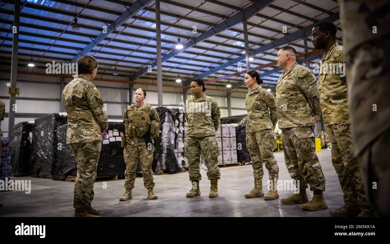 Chefmeister der Luftwaffe Joanne S. Bass spricht vor den Luftwaffenleuten am Al Udeid Luftwaffenstützpunkt, Katar, 22. März 2022. Bass traf sich mit Airmen aus der Anlage, die an Operation Allies Refuge teilnahm, dem größten nicht-Kombattanten Militärflugzeug in den USA Geschichte der Air Force Stockfoto