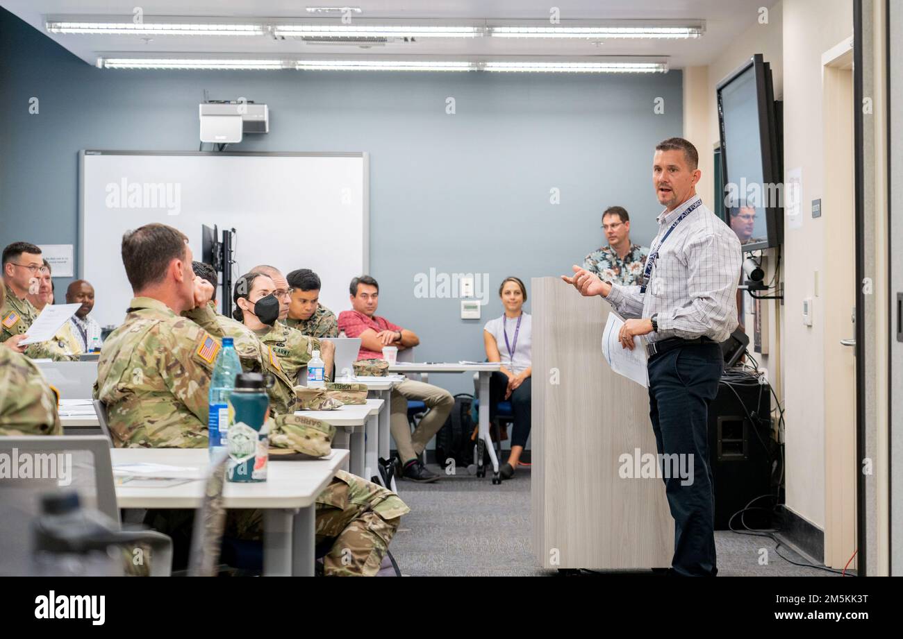 Soldaten aus den USA Army Pacific und das erste Korps der USA nehmen an einem Kurs für Humanitarian Assistance Response Training in Conflict Teil, der vom Center for Excellence in Disaster Management and Humanitarian Assistance auf Ford Island, Hawaii, am 21. März 2022 durchgeführt wird. Das Center for Excellence in Disaster Management bietet akademische Forschung, zivilmilitärische Koordinationsschulungen und betriebliche Einblicke, um die Entscheidungsfindung vor, während und nach Krisen zu unterstützen. Stockfoto