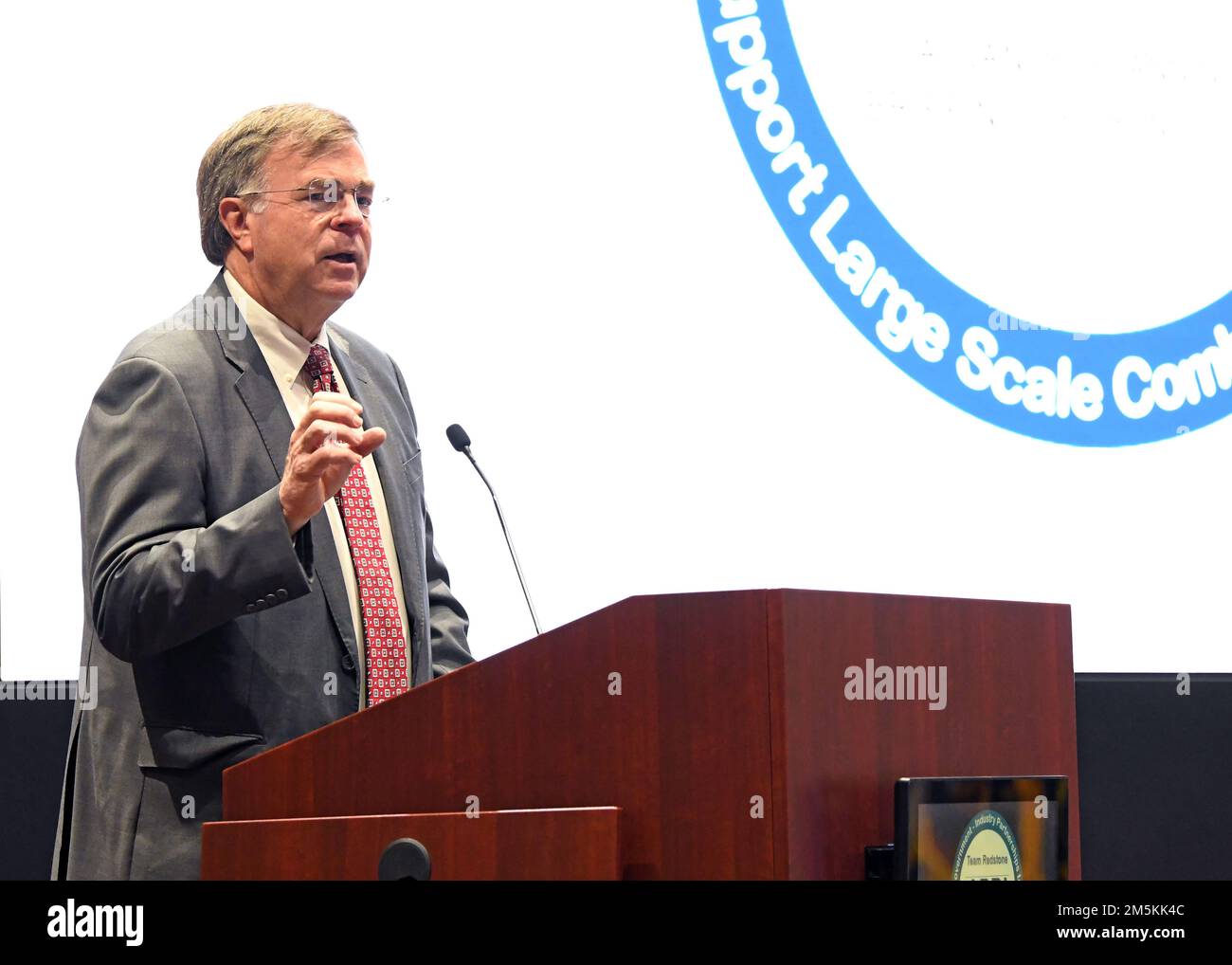 Huntsville Mayor Tommy Battle war einer der vier Bürgermeister, der am Redstone Arsenal Center of Excellence – Advance Planning Briefings to Industry März 22-24 in Redstone Arsenal, Alabama, teilnahm. Stockfoto