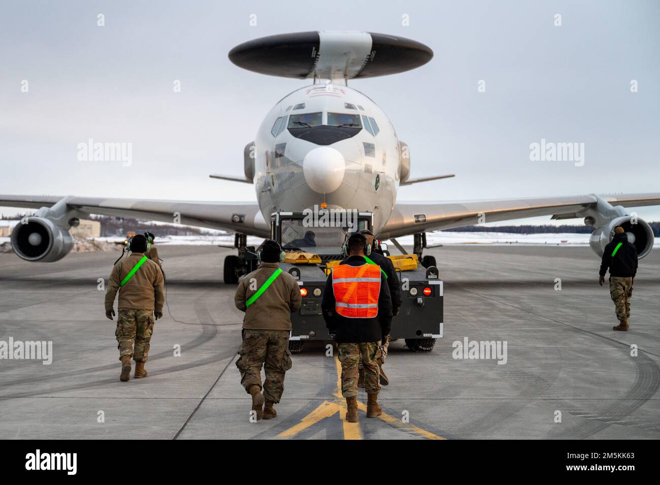 USA Die der 962. Aircraft Maintenance Unit zugeteilten Luftfahrzeuginstandhaltungseinheit überwachen ein E-3 Sentry Airborne Warning and Control System, während das Luftfahrzeug auf der gemeinsamen Basis Elmendorf-Richardson, Alaska, am 22. März 2022 abgeschleppt wird. Das Flugzeug liefert dem Joint Air Operations Center ein genaues Echtzeitbild des Kampfraums. AWACS bietet Situationsbewusstsein für freundliche, neutrale und feindliche Aktivitäten, Kommando und Kontrolle über ein Verantwortungsgebiet, Kampfmanagement der Theatertruppen, Überwachung des Kampfraums in allen Höhen und bei jedem Wetter und Frühwarnung vor feindlichen Aktionen während gemeinsamer, alliierter, an Stockfoto