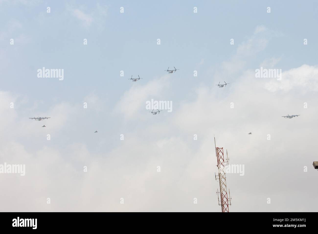 CAMP LEMONNIER, Dschibuti (März 23, 2022) Koalitionskräfte, darunter U.S. Marine VMM-161(-)REIN und French Armée de l'Air Flyover Camp Lemonnier, Djibouti (CLDJ) im Rahmen einer Trainingsübung, an der vier U.S. Marine Corps MV-22 Ospreys, zwei US KC-130J Super Hercules, Und drei französische Dassault Mirage 2000-Kampfflugzeuge. CLDJ dient als Expeditionssockel für US-Streitkräfte, die Schiffe, Flugzeuge und Personal unterstützen, die die Sicherheit in ganz Europa, Afrika und Südwestasien gewährleisten. Die Basis ermöglicht See- und Kampfeinsätze am Horn von Afrika und fördert dabei positive Stockfoto