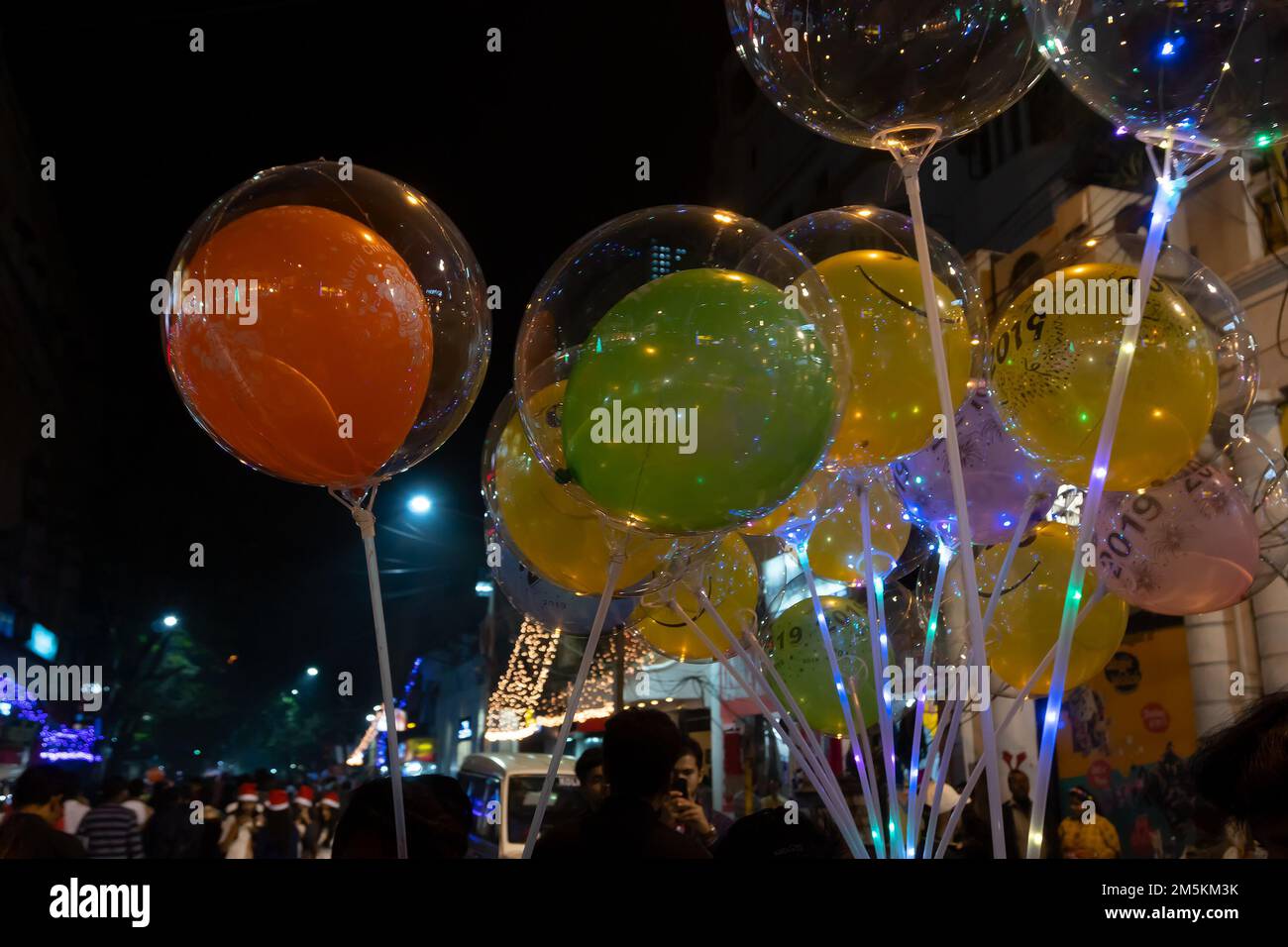 Kalkutta, Westbengalen, Indien - 26.12.2018 : farbenfroh dekorierte Ballons, Lichter und Weihnachtsfeier in der beleuchteten Parkstraße mit Freude. Stockfoto