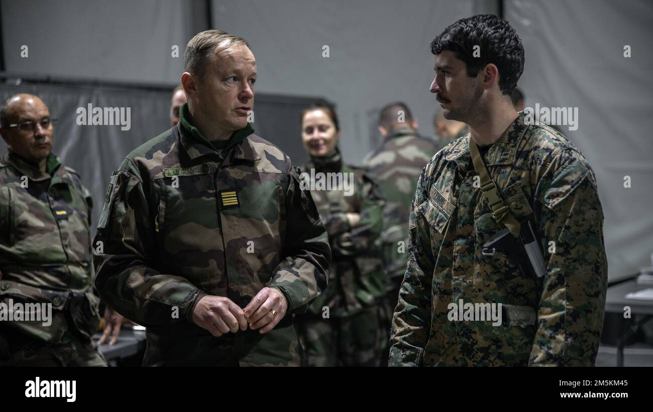 Oberst Jobic Le Gouvello (links) der französischen Armee und USA Marinekorps-Kapitän Christopher Tighe diskutiert Teamfähigkeiten und Beschäftigung während der Übung Cold Response 2022, Narvik, Norwegen, 23. März 2022. Tighe ist der Leiter des Unterstützungsteams Bravo für Waffen, 2. Luftwaffenfeuer-Verbindungsgesellschaft, II. Marine Expeditionary Force Information Group. Übung Cold Response '22 ist eine alle zwei Jahre stattfindende norwegische nationale Bereitschafts- und Verteidigungsübung, die in ganz Norwegen stattfindet, mit Beteiligung jedes seiner Militärdienste sowie von 26 weiteren alliierten Nationen der Nordatlantikvertrags-Organisation A. Stockfoto