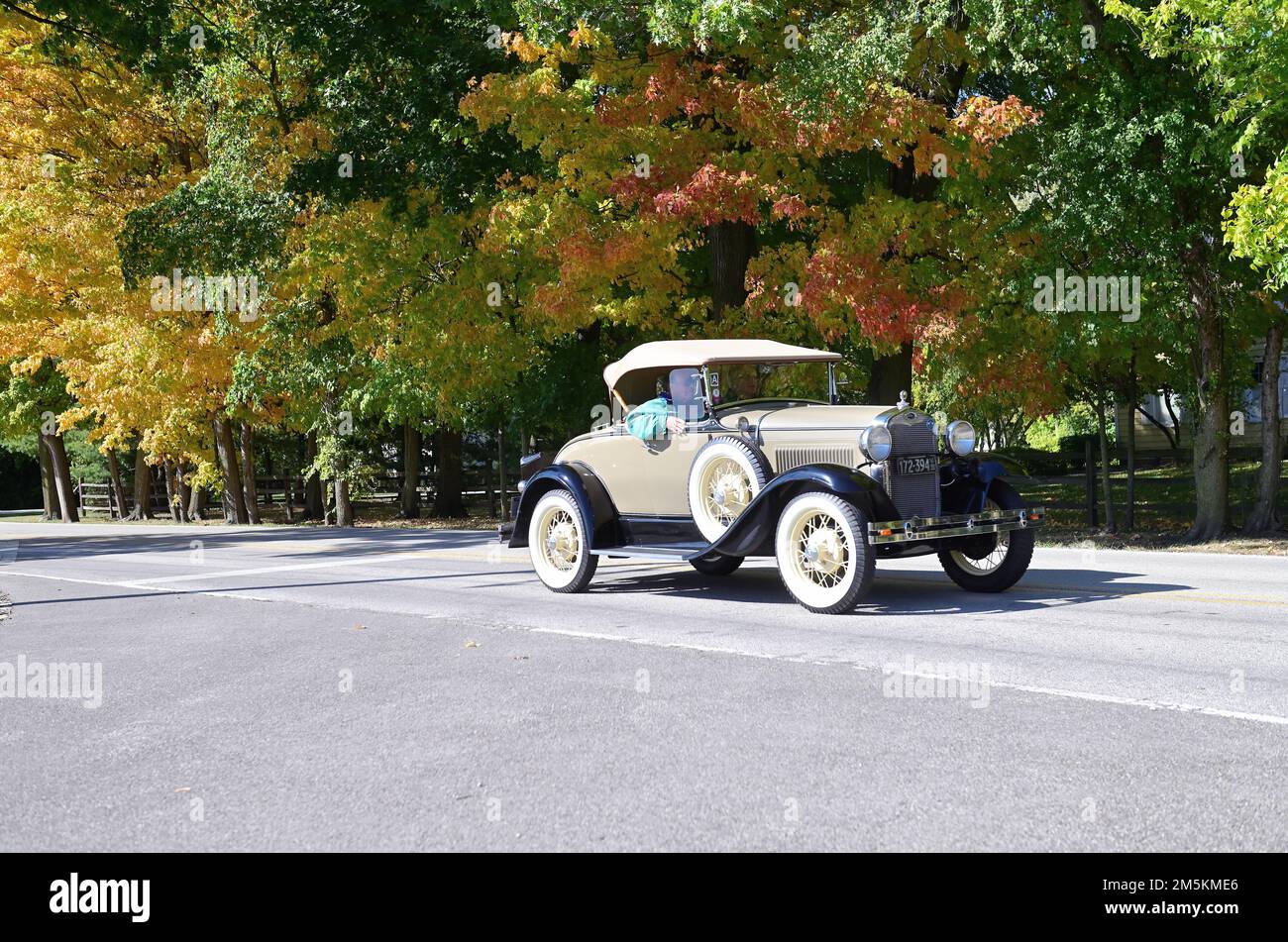 Wayne, Illinois, USA. Ein antikes Ford Coupé aus dem Jahr 1930, das seinen Bewohnern an einem hellen Herbsttag eine angenehme Tour bietet. Stockfoto