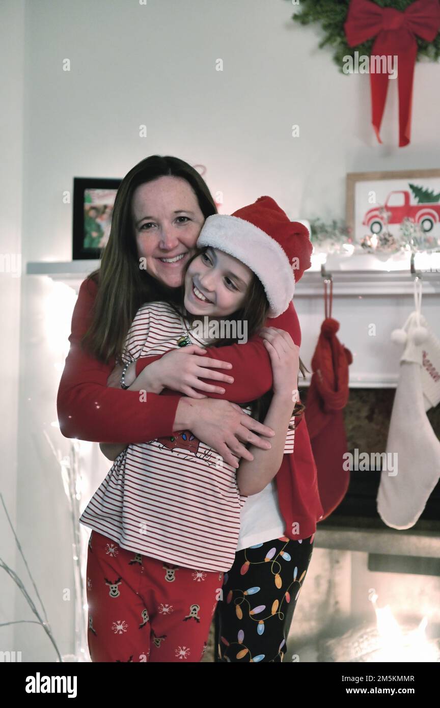 Sycamore, Illinois, USA. Mutter und Tochter verbringen nach dem Öffnen der Presenets am ersten Weihnachtsfeiertag einen schönen Moment in einem Familienzimmer. Stockfoto