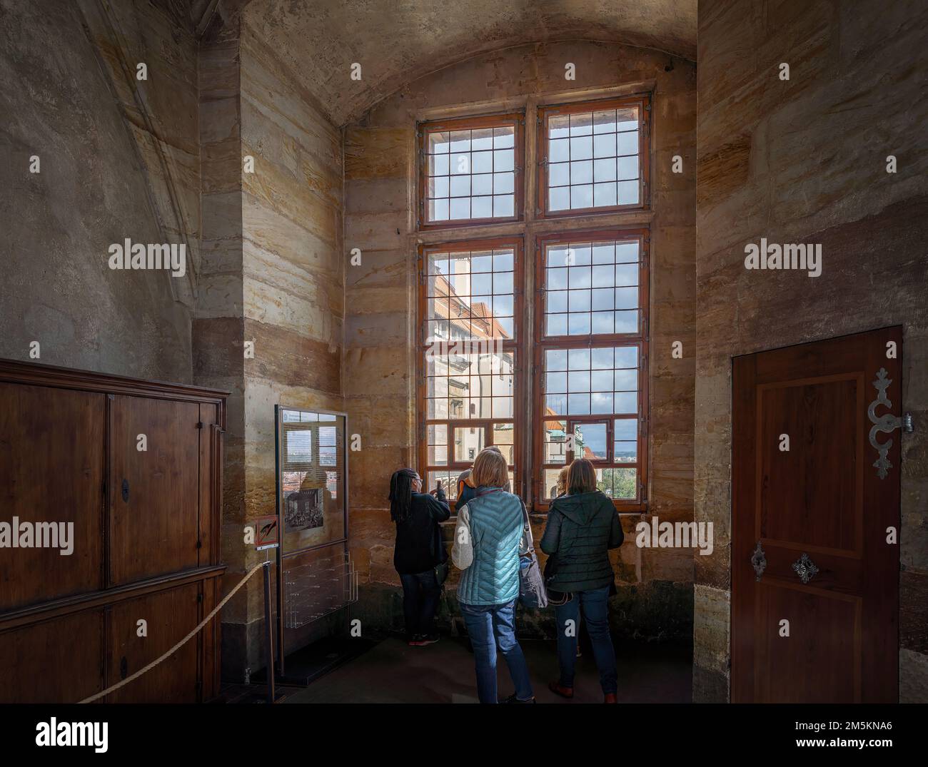 Verteidigungsfenster im Alten Königspalast der Prager Burg - Prag, Tschechische Republik Stockfoto