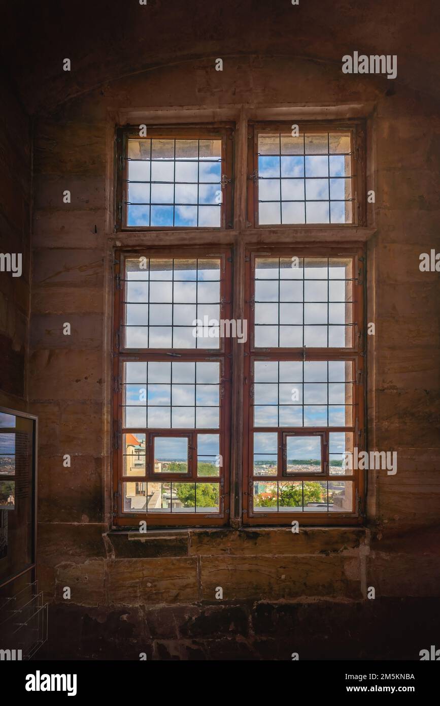 Verteidigungsfenster im Alten Königspalast der Prager Burg - Prag, Tschechische Republik Stockfoto