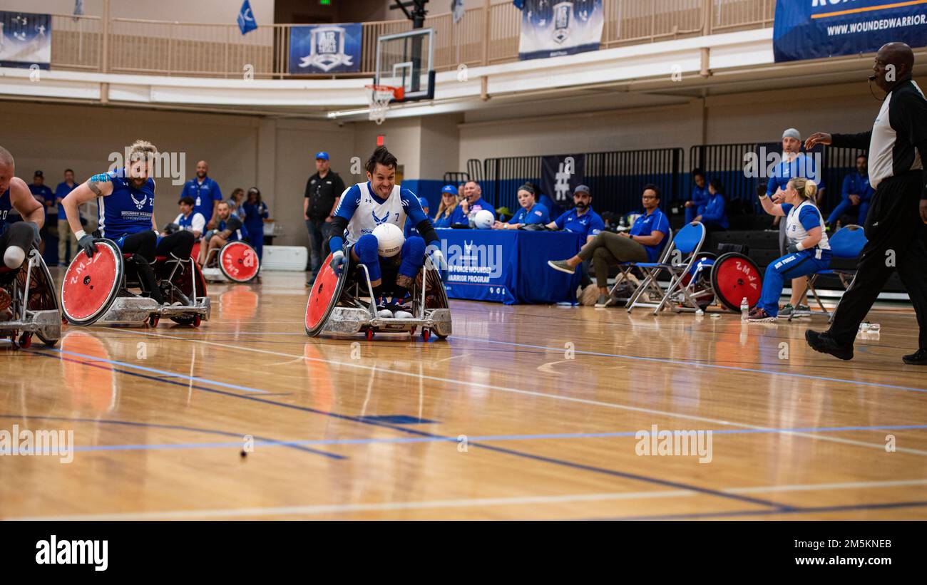 USA Air Force Master Sgt. Kenneth Guinn, ein Air Force Wounded Warrior Athlet, tritt am 23. März 2022 in einem Rollstuhl-Rugby-Wettbewerb auf der Joint Base San Antonio-Randolph an. Die Tests sind eine adaptive Sportveranstaltung, die das geistige und körperliche Wohlbefinden von schwer erkrankten oder verletzten Militärmitgliedern und Veteranen fördern soll. Stockfoto