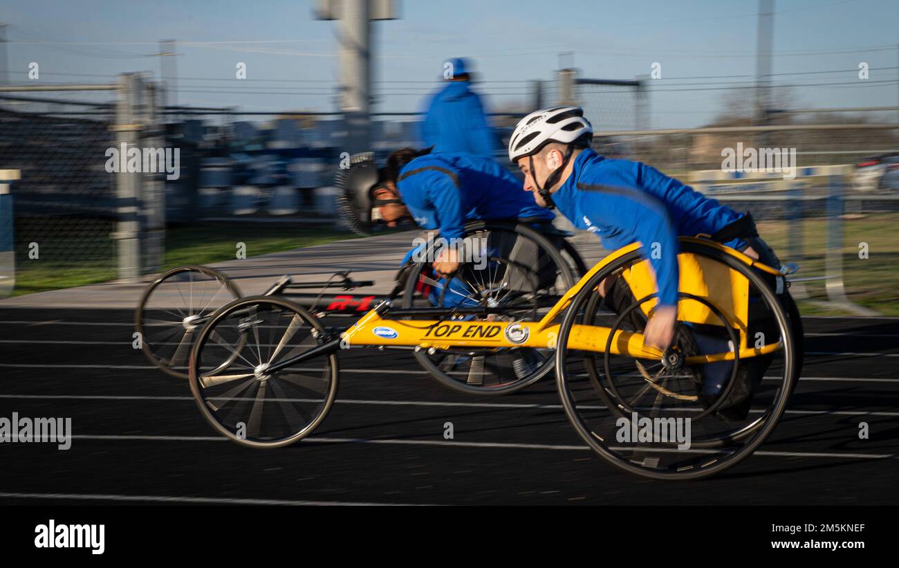 USA Air Force Ret. Senior Airman Peter Murphy, ein Air Force Wunded Warrior Athlet, tritt am 23. März 2022 bei einem Leichtathletikwettbewerb auf der Joint Base San Antonio-Randolph, Texas, im Rollstuhl an. Die Versuche sind eine adaptive Sportveranstaltung, die das geistige und körperliche Wohlbefinden von schwer erkrankten und verletzten Militärmitgliedern und Veteranen fördern soll. Stockfoto