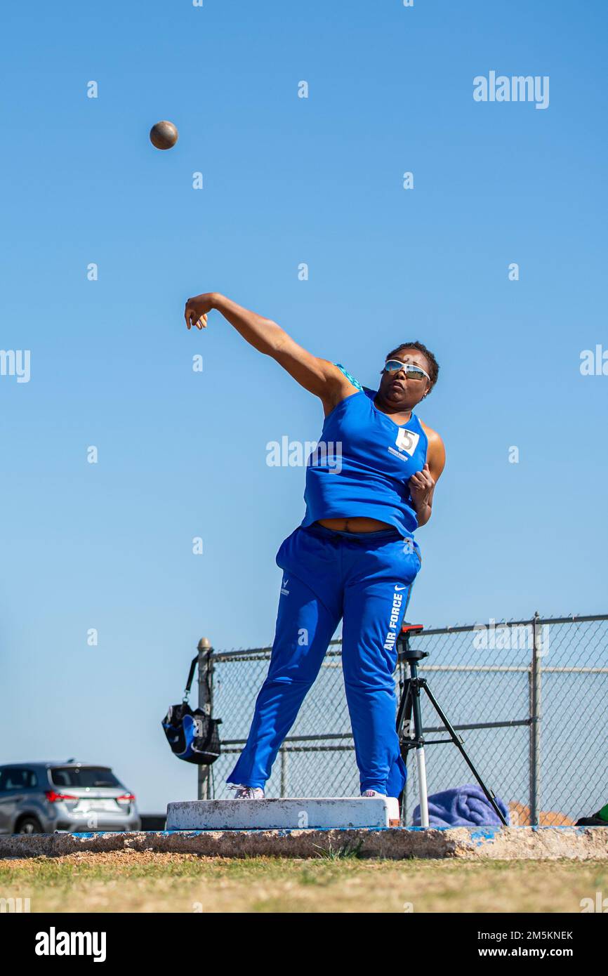 USA Air Force Ret. Tsgt Raina Stroman, eine Air Force Wunded Warrior Athlete, wirft am 23. März 2022 bei einem Leichtathletikwettbewerb auf der Joint Base San Antonio-Randolph einen Schuss. Mehr als 60 verwundete, kranke oder verletzte Militärangehörige aus der ganzen Welt treten in den ersten persönlichen Versuchen seit 2019 um einen Platz in den 2022 USA an Air Force Wounded Warrior Team, das die Air Force bei adaptiven Sportwettkämpfen das ganze Jahr über repräsentiert. Stockfoto