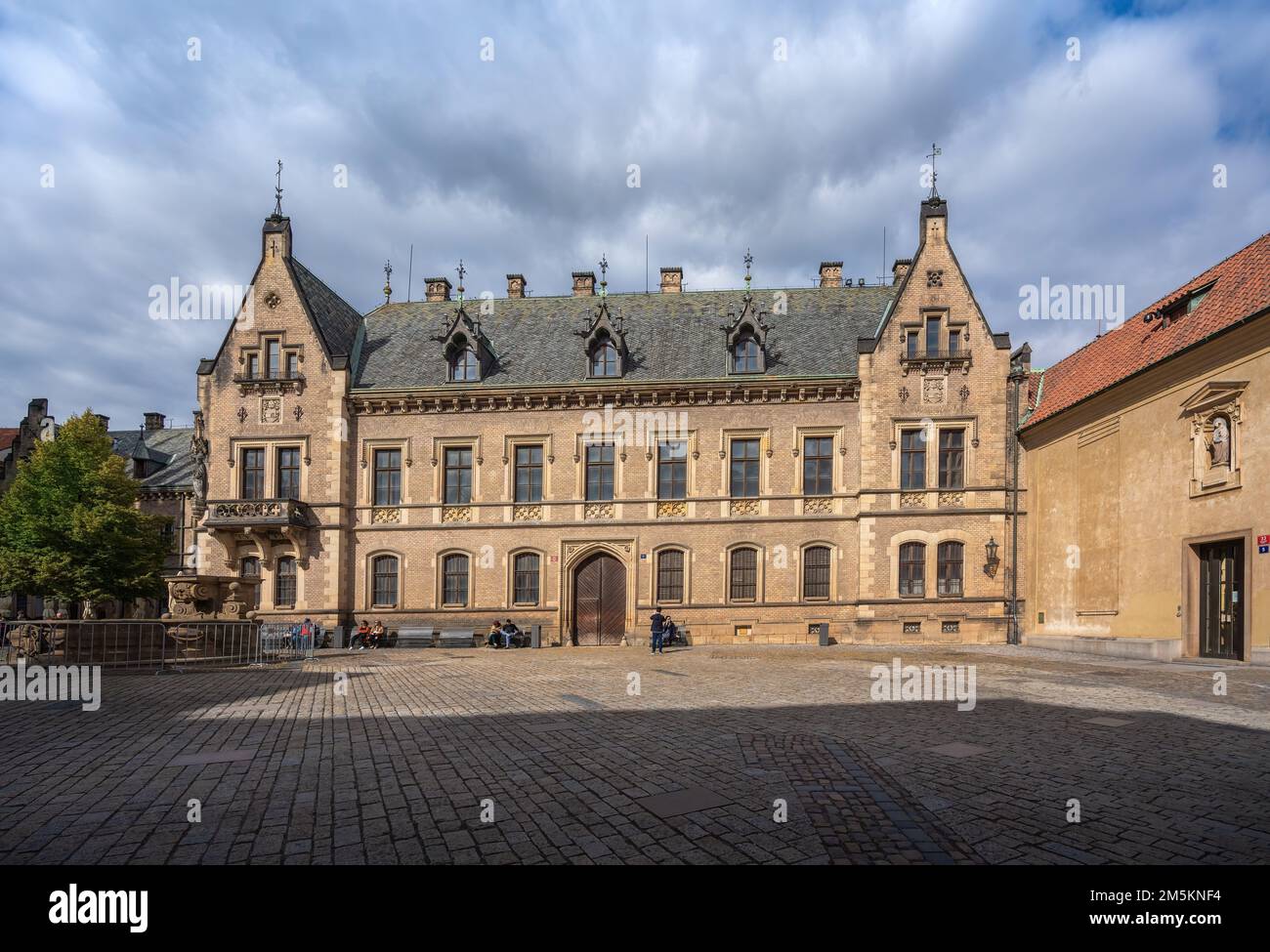 Neue Provost Residenz und Fontana Cararati am St. George Platz in der Prager Burg - Prag, Tschechische Republik Stockfoto
