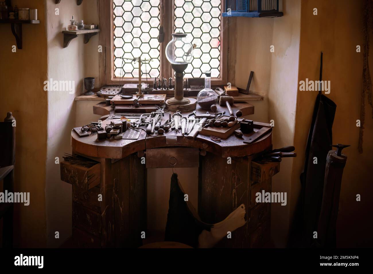 Goldschmiede-Workshop im Goldenen Gässchen der Prager Burg - Prag, Tschechische Republik Stockfoto