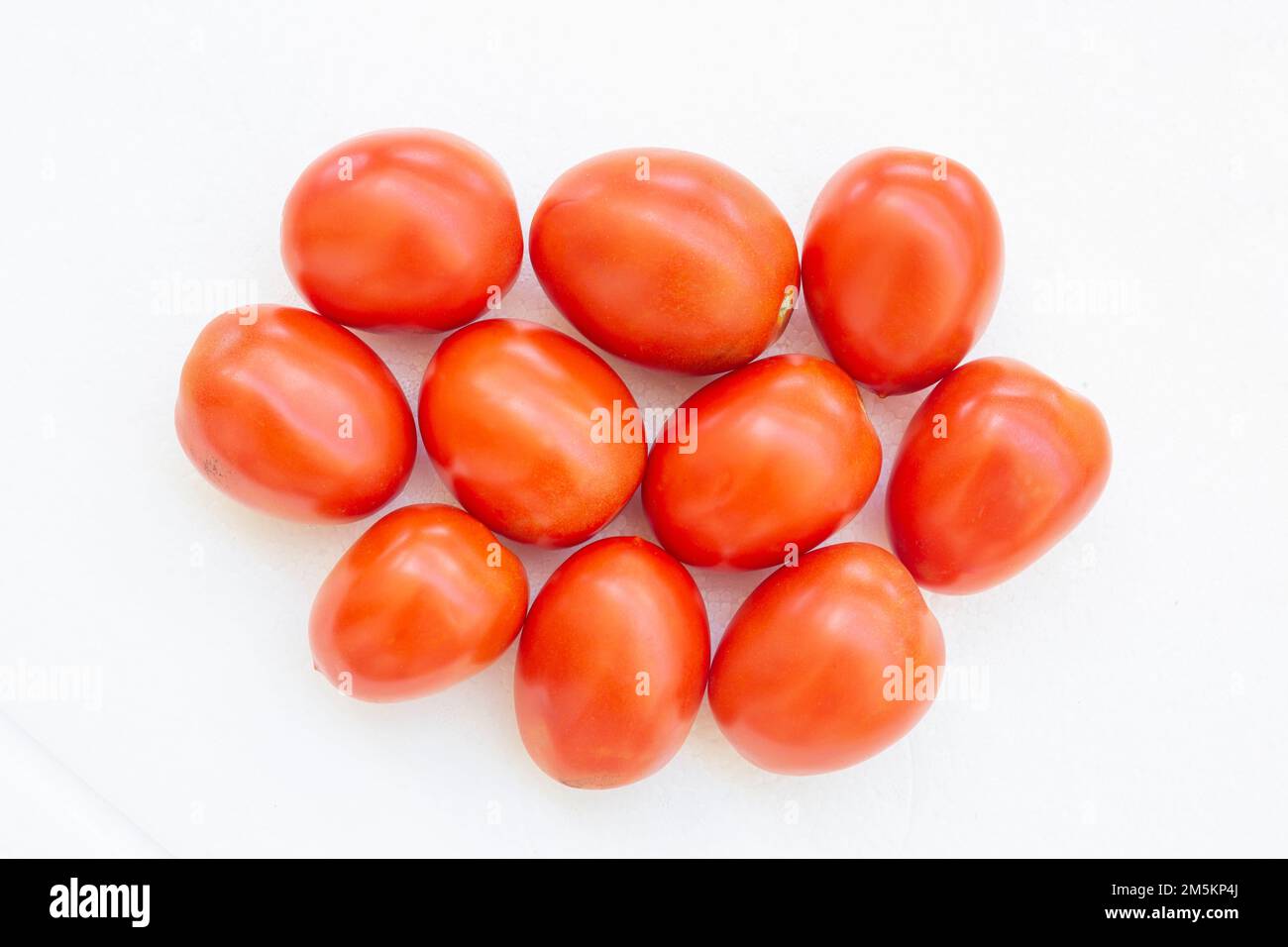 Große Gruppe reifer Tomaten, isoliert auf weißem Hintergrund Stockfoto