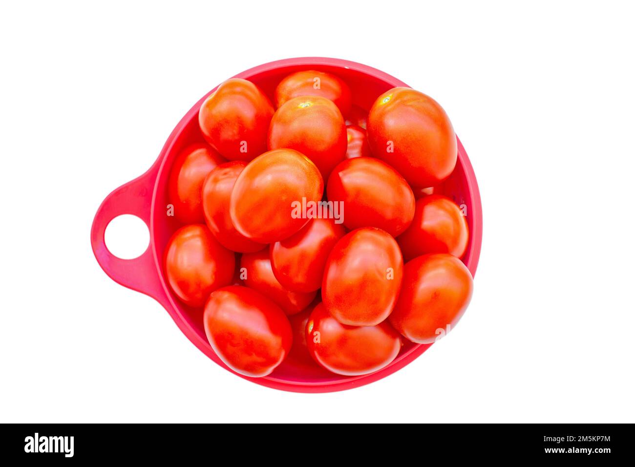 Schüssel mit reifen Tomaten, isoliert auf weißem Hintergrund Stockfoto