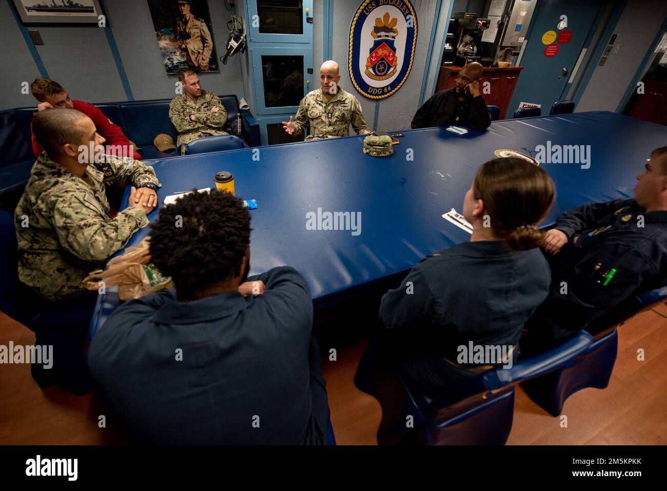 220323-N-GR120-1516 NORFOLK, VA (23. März 2022) Master Chief Petty Officer der Navy Russell Smith spricht mit Chief Petty Officers an Bord des Guided-Raketenzerstörers USS Bulkeley (DDG 84). MCPON Smith besuchte Norfolk, Virginia, um sich mit verschiedenen lokalen Befehlen zu treffen, um mit Seeleuten über ihre Anliegen, ihre Lebensqualität und ihre Probleme zu sprechen. Mike Gildays Initiative „Get Real, Get Better“ (Reales Get Better) wurde von MCPON Smith besucht. „Get Real, Get Better“ ist ein Aufruf an alle Marineführer, eine Reihe von bewährten Verfahren zur Führung und Problemlösung anzuwenden, die unsere Mitarbeiter befähigen Stockfoto