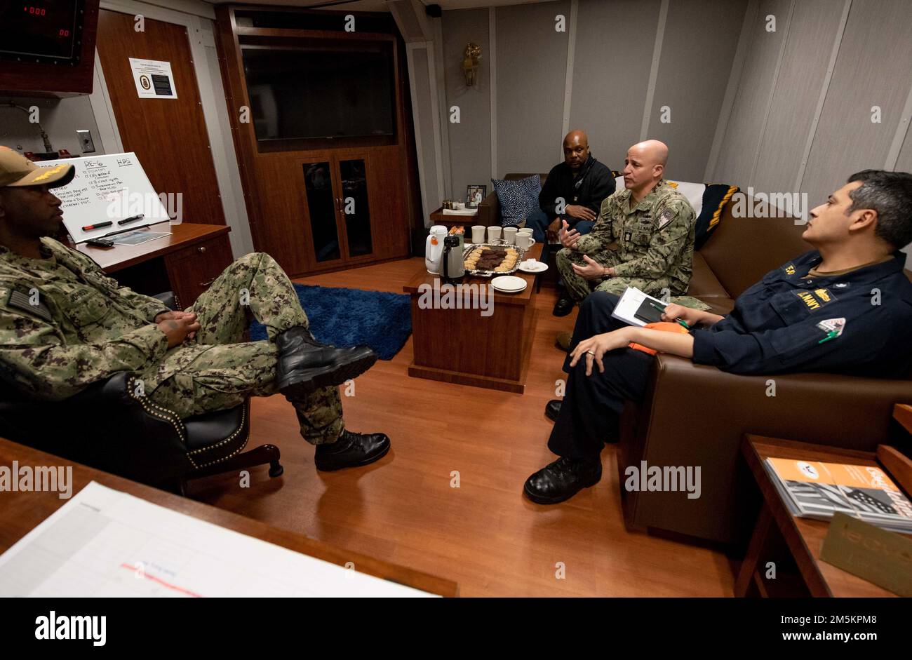 220323-N-GR120-1458 NORFOLK, VA (23. März 2022) Master Chief Petty Officer der Navy Russell Smith, Mitte rechts, spricht mit Commander Commander. Devine Johnson, links, kommandierender Offizier des Zerstörers der Führungsraketen USS Bulkeley (DDG 84), Commander. Arturo Trejo, rechts, der Schiffsoffizier, und Kommandomeister Earl Sanders, Mitte links. MCPON Smith besuchte Norfolk, Virginia, um sich mit verschiedenen lokalen Befehlen zu treffen, um mit Seeleuten über ihre Anliegen, ihre Lebensqualität und ihre Probleme zu sprechen. Mike Gildays Initiative „Get Real, Get Better“ (Reales Get Better) wurde von MCPON Smith besucht. „Get Real, Get Bett Stockfoto
