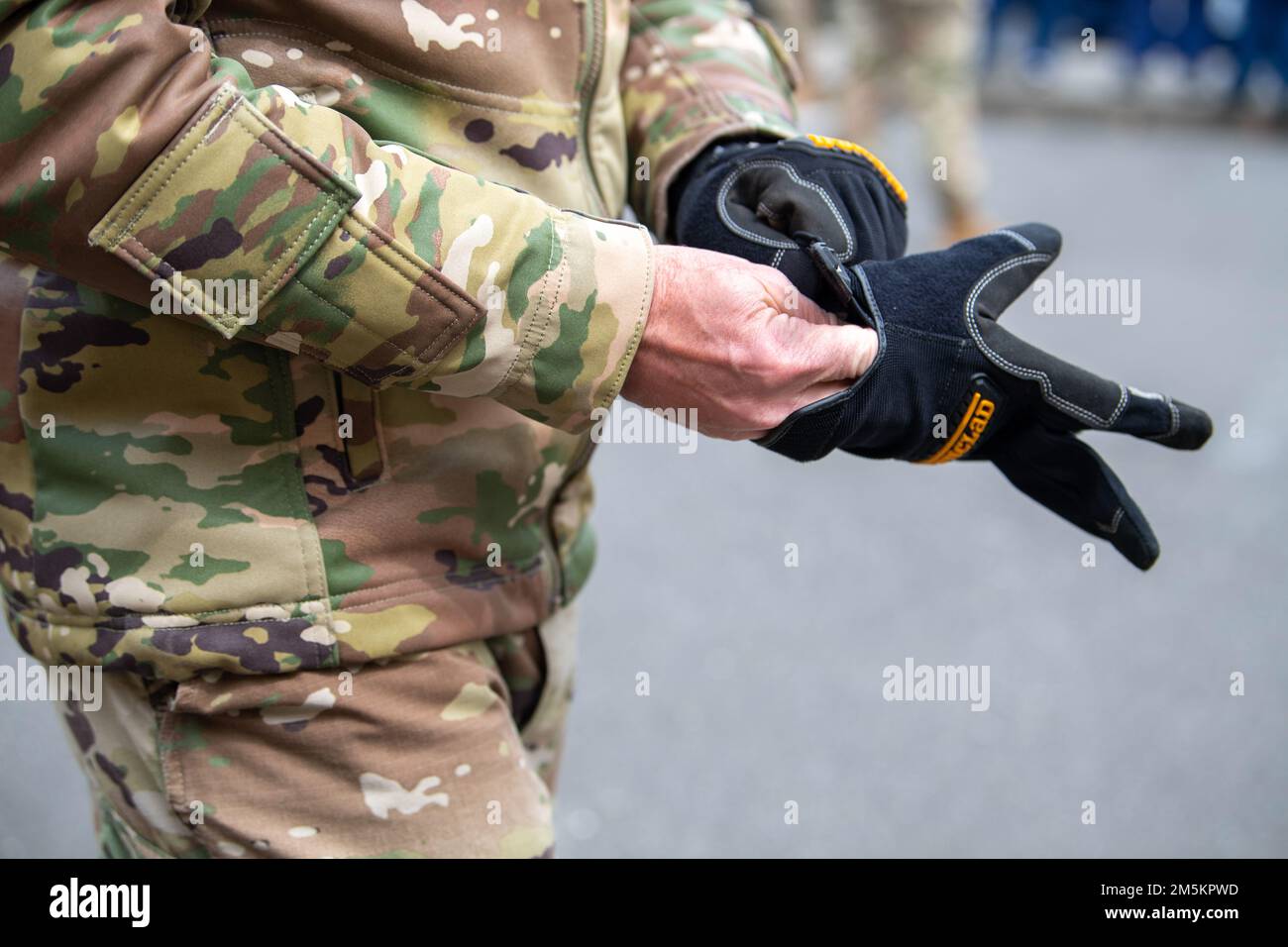 Oberst Craig Rhyne, 374. Medical Group COVID-19 Response Team Director, zieht Handschuhe an, um das ehemalige COVID-19-Testzelt auf dem Luftwaffenstützpunkt Yokota am 23. März 2022 zu zerlegen. Der Yokota CRT unterhält die Notstandsturme des Stützpunkts, den Standort für positive Fälle und führt Screeningtests für alle aktiven Mitglieder, Zivilisten und Angehörigen des Stützpunkts durch. Stockfoto