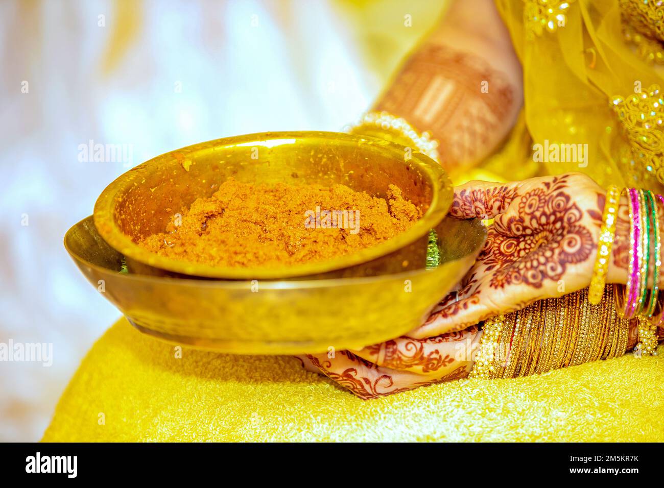 Frische Kurkuma Paste für indische Hochzeit haldi Zeremonie Stockfoto