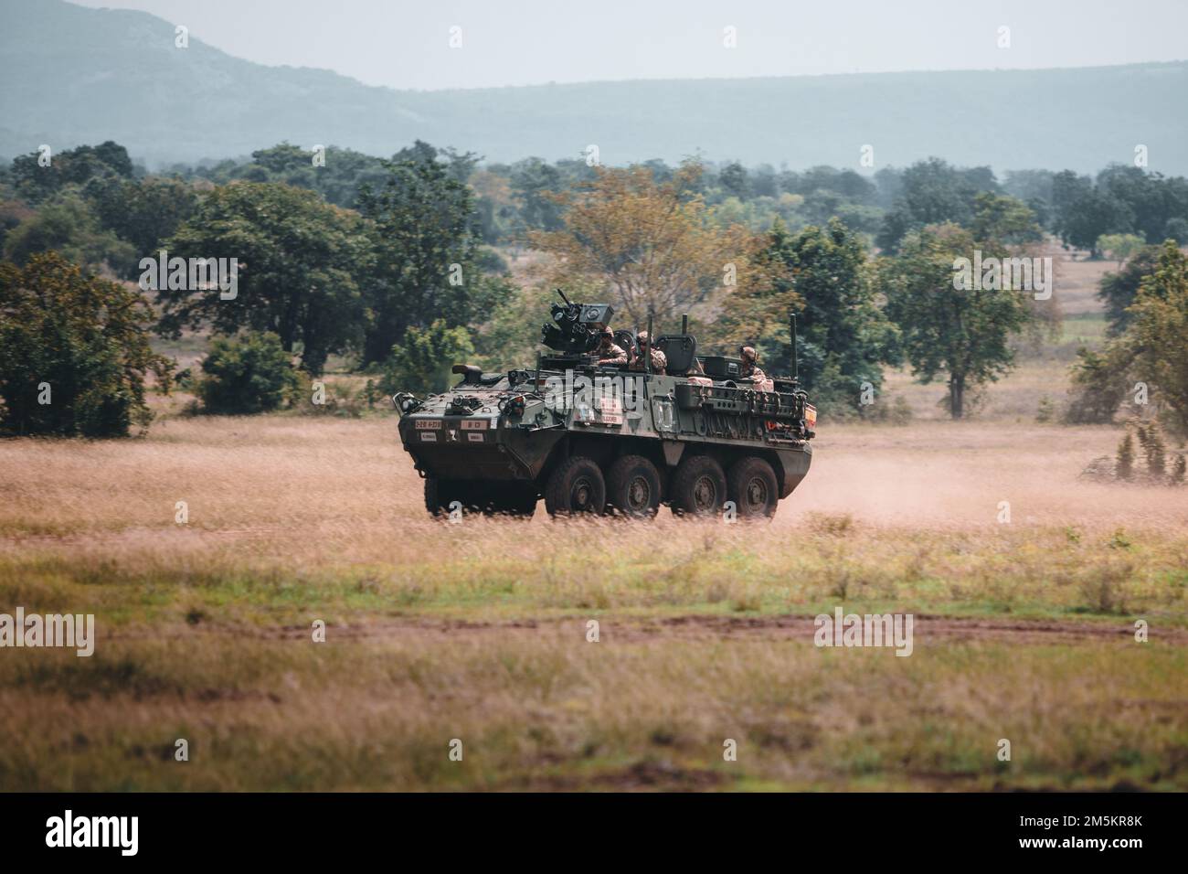 USA Soldaten, dem 4. Bataillon, dem 23. Infanterie-Regiment, dem 2. Brigaden-Kampfteam, der 2. Infanterie-Division zugeteilt, führen im Rahmen der Abschlusszeremonie von Hanuman Guardian 2022 in Lopburi, Königreich Thailand, am 24. März 2022 eine letzte Manövrierübung in ihrem Stryker-Infanterie-Trägerfahrzeug durch. Das HG 22 bietet den Vereinigten Staaten und der RTA die Möglichkeit, die Interoperabilität zu verbessern und die Partnerkapazitäten bei der Planung und Durchführung komplexer und realistischer Operationen der multinationalen Truppe und der kombinierten Task Force zu erhöhen. Stockfoto