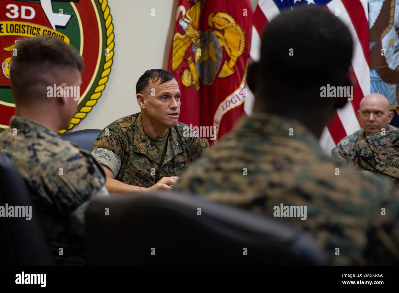 USA Marines und Matrosen der 3. Marine Logistics Group nehmen an einer Einweisung für den 3. MLG Iron Mike Screener mit Brig Teil. General Brian Wolford, der kommandierende General von 3. MLG, in Camp Kinser, Okinawa, Japan, 23. März, 2022. Sechzehn Mitglieder waren Teil des Screenings, um 3. MLG für die jährliche Iron Mike Challenge in der Marine Corps Base Quantico, Virginia, ab dem 7. Mai 2022 vertreten zu können. Stockfoto