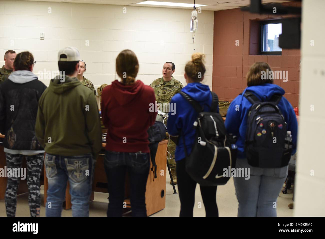 Kampfärzte mit der Nationalgarde der Michigan Army diskutieren ihre Kernaufgaben bei einem Treffen der Garde, Jackson Readiness Center, Jackson, Michigan, 23. März, 2022. Die Armeekammer der Michigan Army National Guard öffnete der Gemeinde ihre Türen, um einige ihrer Fähigkeiten zu demonstrieren und die Öffentlichkeit über die Michigan National Guard aufzuklären. Stockfoto