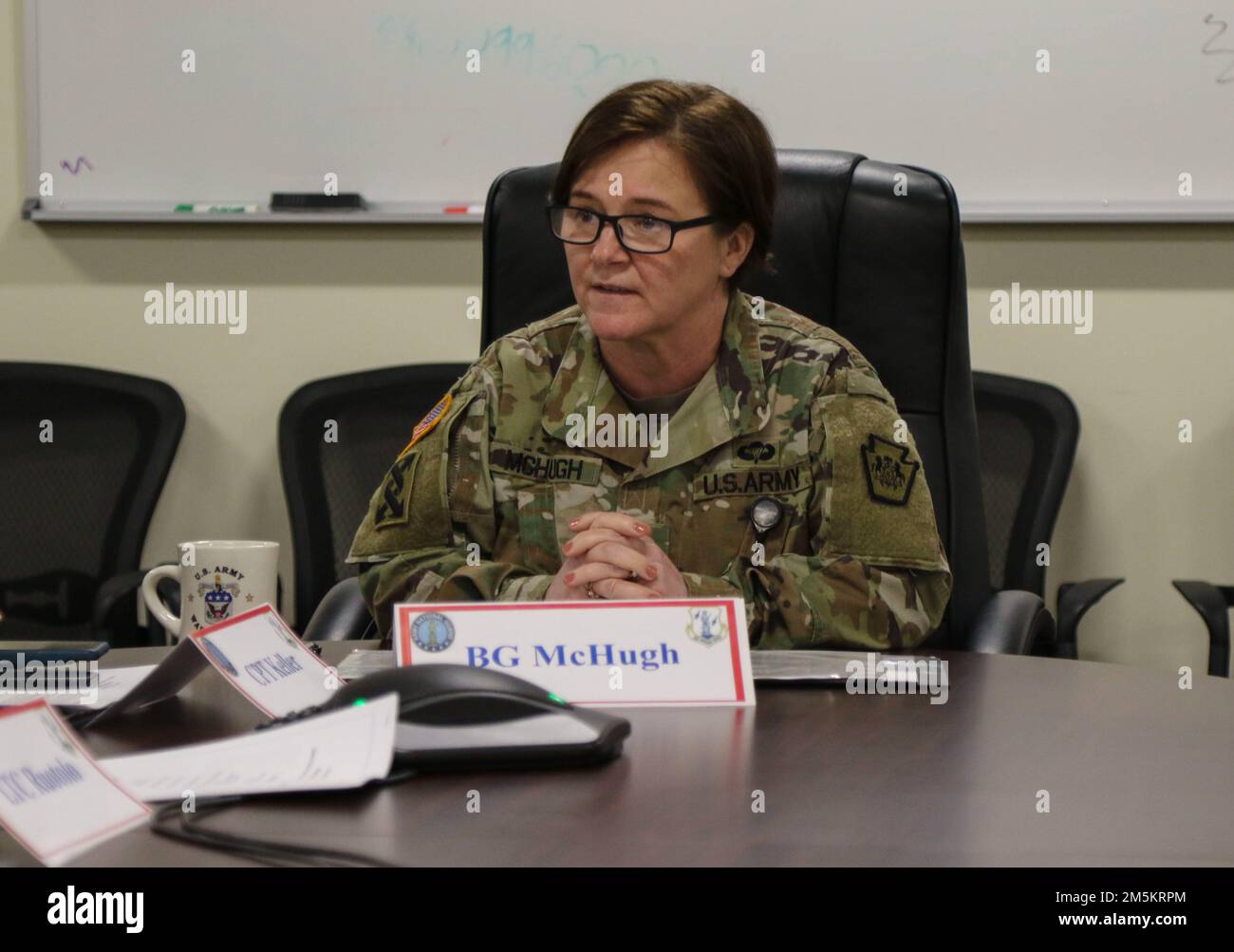 Brigg. Generalleutnant Laura McHugh, stellvertretende Adjutantin der General-Army, spricht im März 23 in Fort Indiantown Gap, Pa, im Rahmen der Podiumsdiskussion der Women’s History Month des State Joint Diversity Council über die Entwicklung der Militärkultur Drei Diskussionsteilnehmer, alle Frauen in Führungspositionen bei der Pennsylvania National Guard, und etwa 30 Gäste diskutierten eine Reihe von Fragen zu ihrer Erfahrung, wie sich die Militärkultur während ihrer Karriere entwickelt hat, als Frauen in mehr Verantwortungsbereiche und Kampfrollen wechselten. Stockfoto