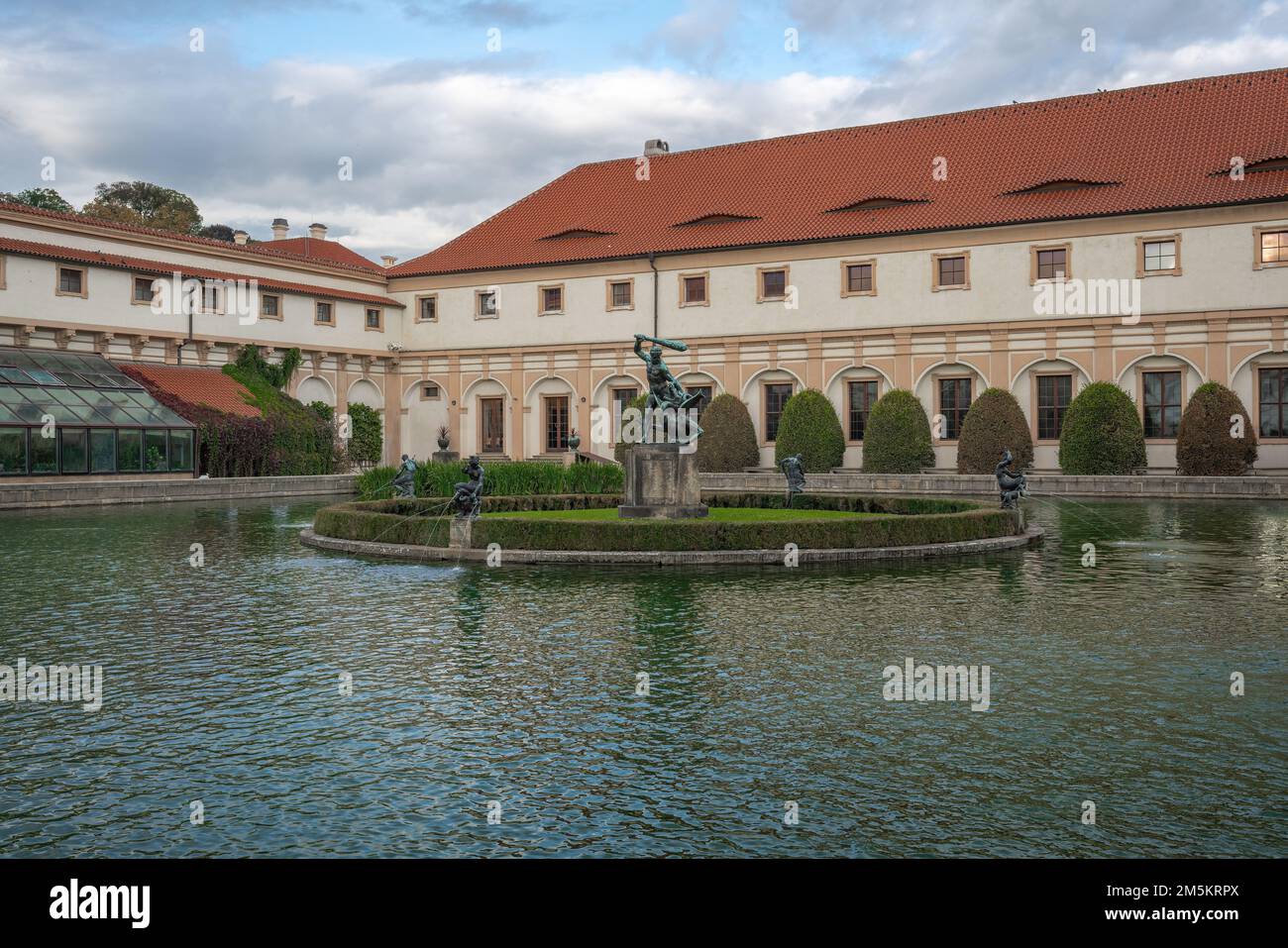 Teich im Wallenstein-Garten mit Herkules-Brunnen - Prag, Tschechische Republik Stockfoto