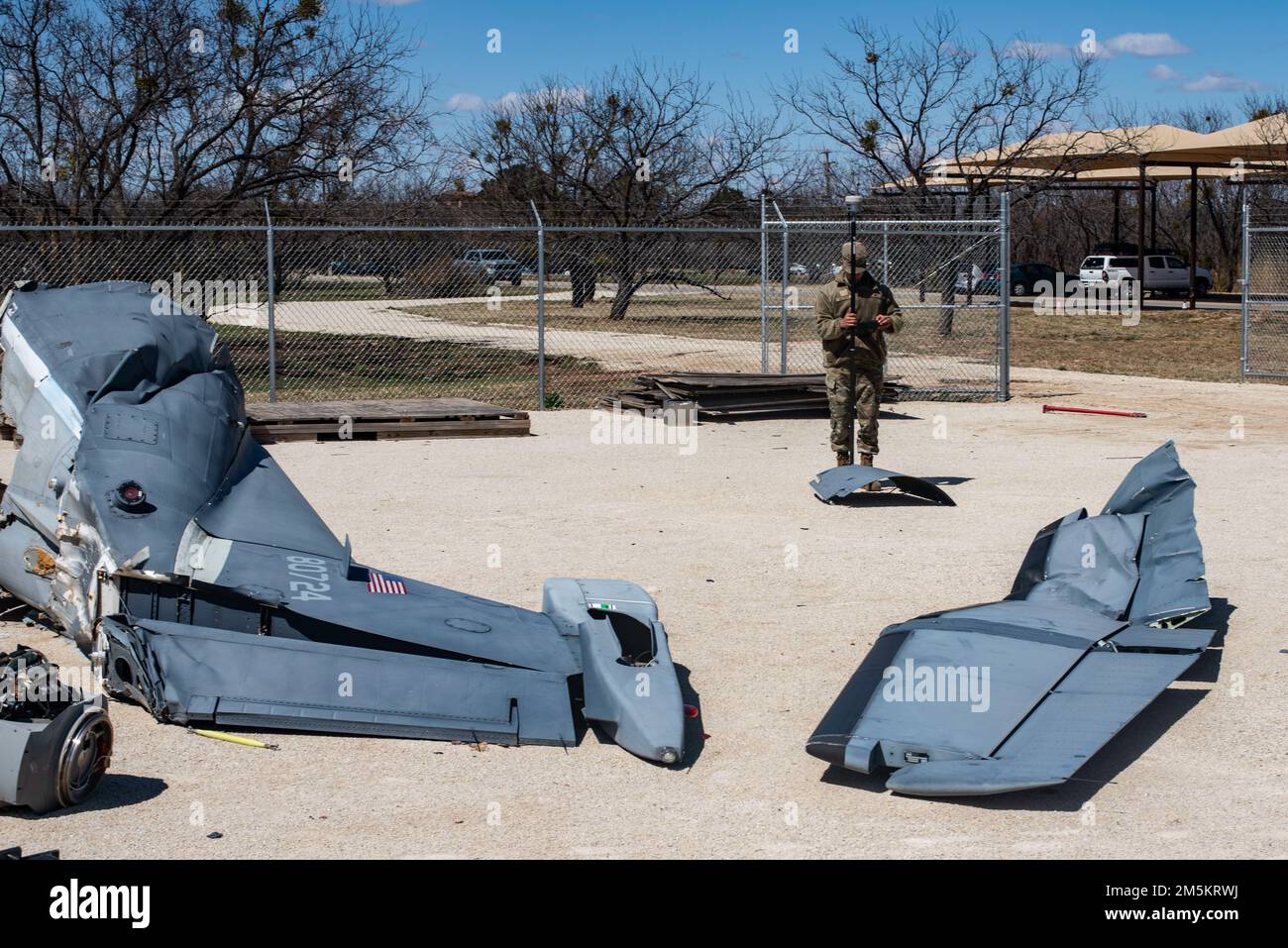 Ein dem 7. Bombenflügel zugeordnetes Flugzeugmitglied dokumentiert ein Flugzeugstück nach einem simulierten Flugzeugabsturz während einer Mission Assurance Übung auf der Dyess Air Force Base, Texas, 23. März 2022. Die Übung wurde durchgeführt, um die Bereitschaft von Team Dyess im Falle eines Flugzeugunglücks zu bewerten. Stockfoto