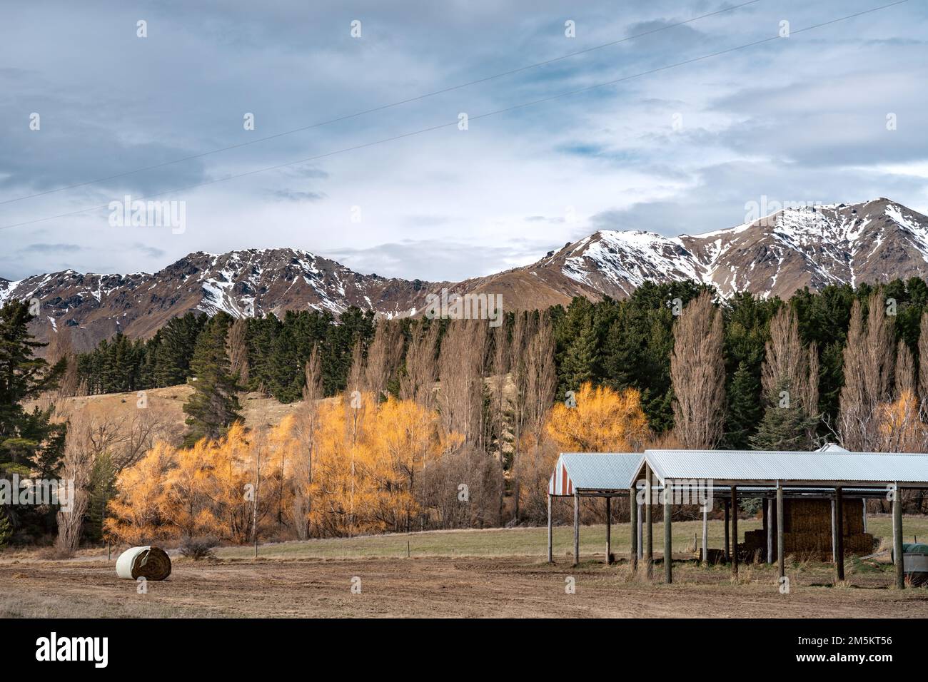 Malerischer Blick auf den Lake Tekapo am Ostufer. Wunderschöne Aussicht auf der Lilybank Road vom Lake Tekapo Park in Richtung Motuariki Aussichtspunkt. Stockfoto