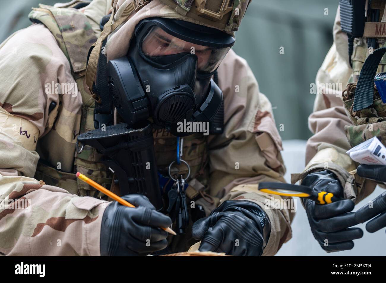 USA Air Force Senior Airman Thaniel Nipper, 375. Security Forces Squadron Entry Controller, überprüft das Papier zur Erkennung chemischer Agenzien während einer Einsatzprobe auf der Scott Air Force Base, Illinois, 23. März 2022. Bei dieser Mobilitätsprüfung für den Einsatz werden die Einsatzbereitschaft der Führungs- und Kontrollverfahren und die Kontinuität des Betriebs in einem simulierten umstrittenen Umfeld hervorgehoben. Stockfoto