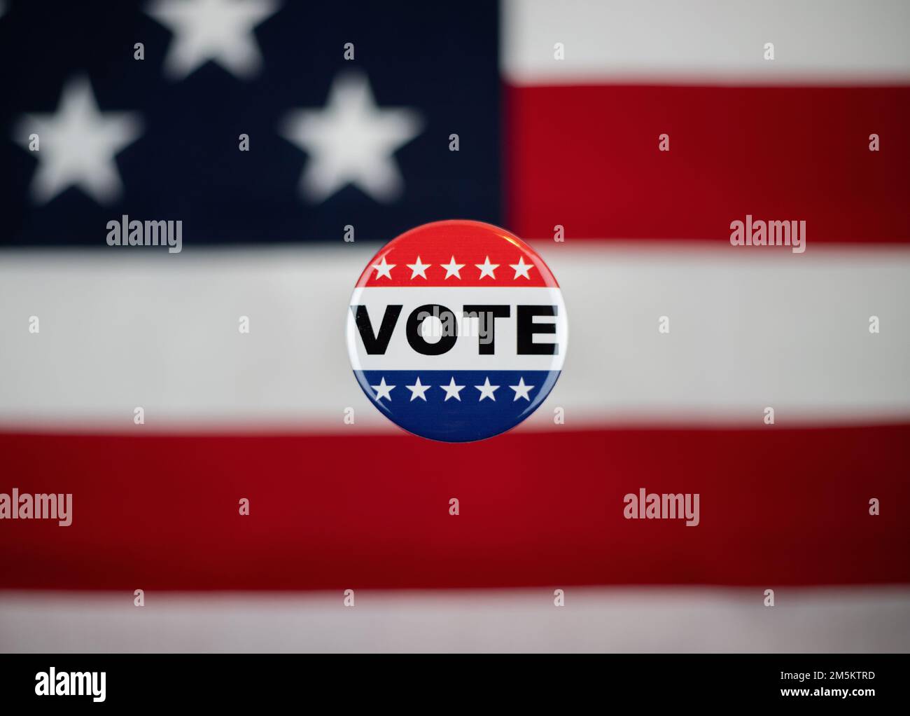 Wählknopf mit amerikanischer Flagge im Hintergrund. Stockfoto