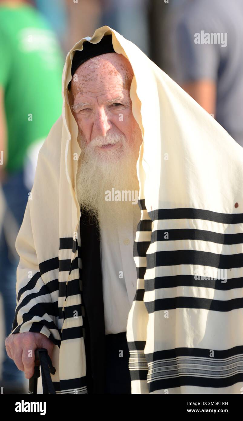 Porträt eines jüdischen Mannes, aufgenommen von der Klagemauer / Westmauer im jüdischen Viertel in der Altstadt von Jerusalem, Israel. Stockfoto