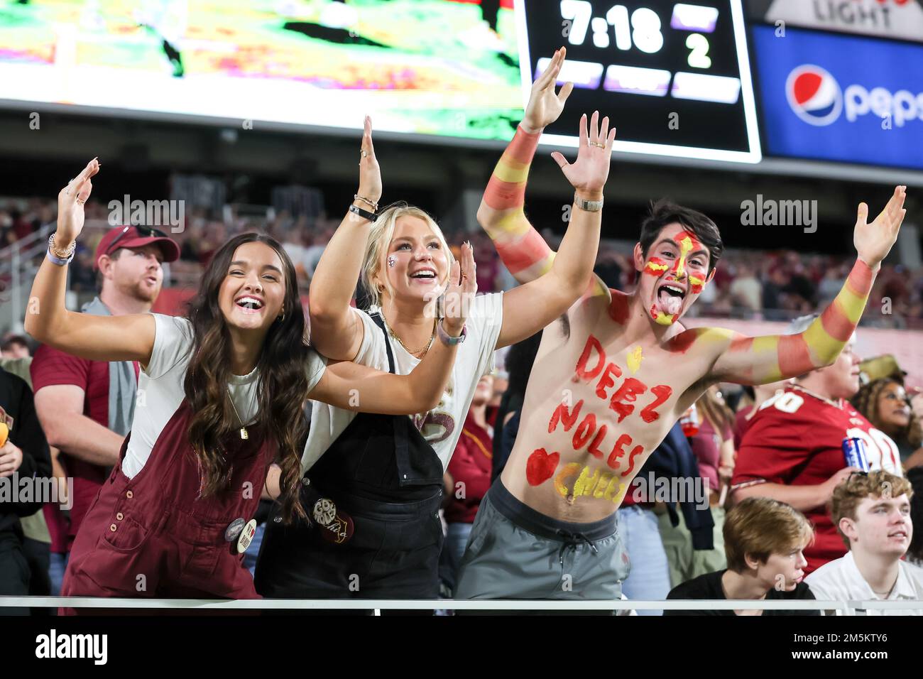 29. Dezember 2022: Florida State Fans jubeln beim NCAA Cheez-IT Bowl-Spiel 2022 zwischen den Florida State Seminoles und den Oklahoma Sooners im Camping World Stadium in Orlando, Florida, am 29. Dezember 2022. (Kreditbild: © Cory Knowlton/ZUMA Press Wire) Stockfoto