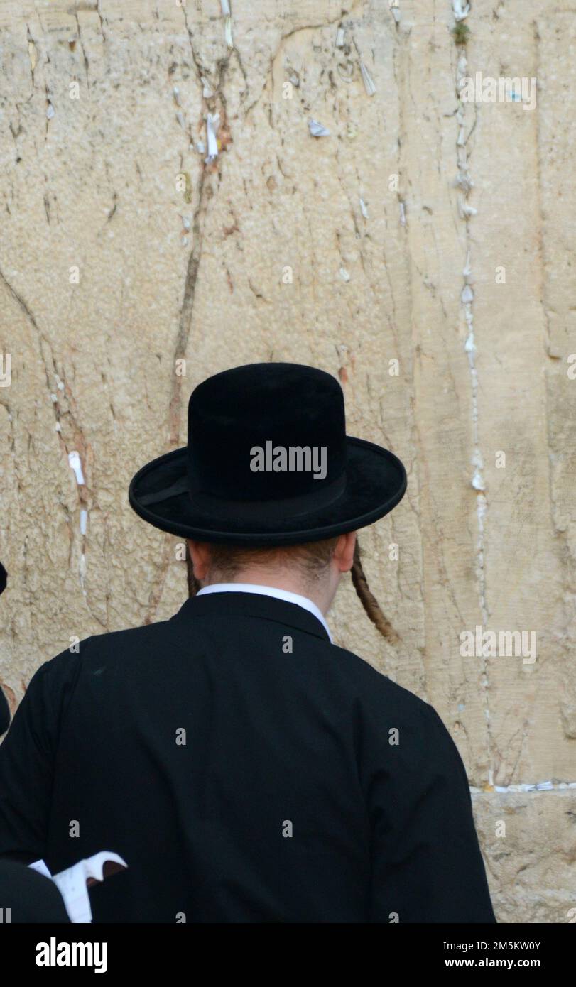 Ein jüdischer Mann, der am Tisha B'AV Tag vor der Klagemauer in der Altstadt von Jerusalem betet. Stockfoto