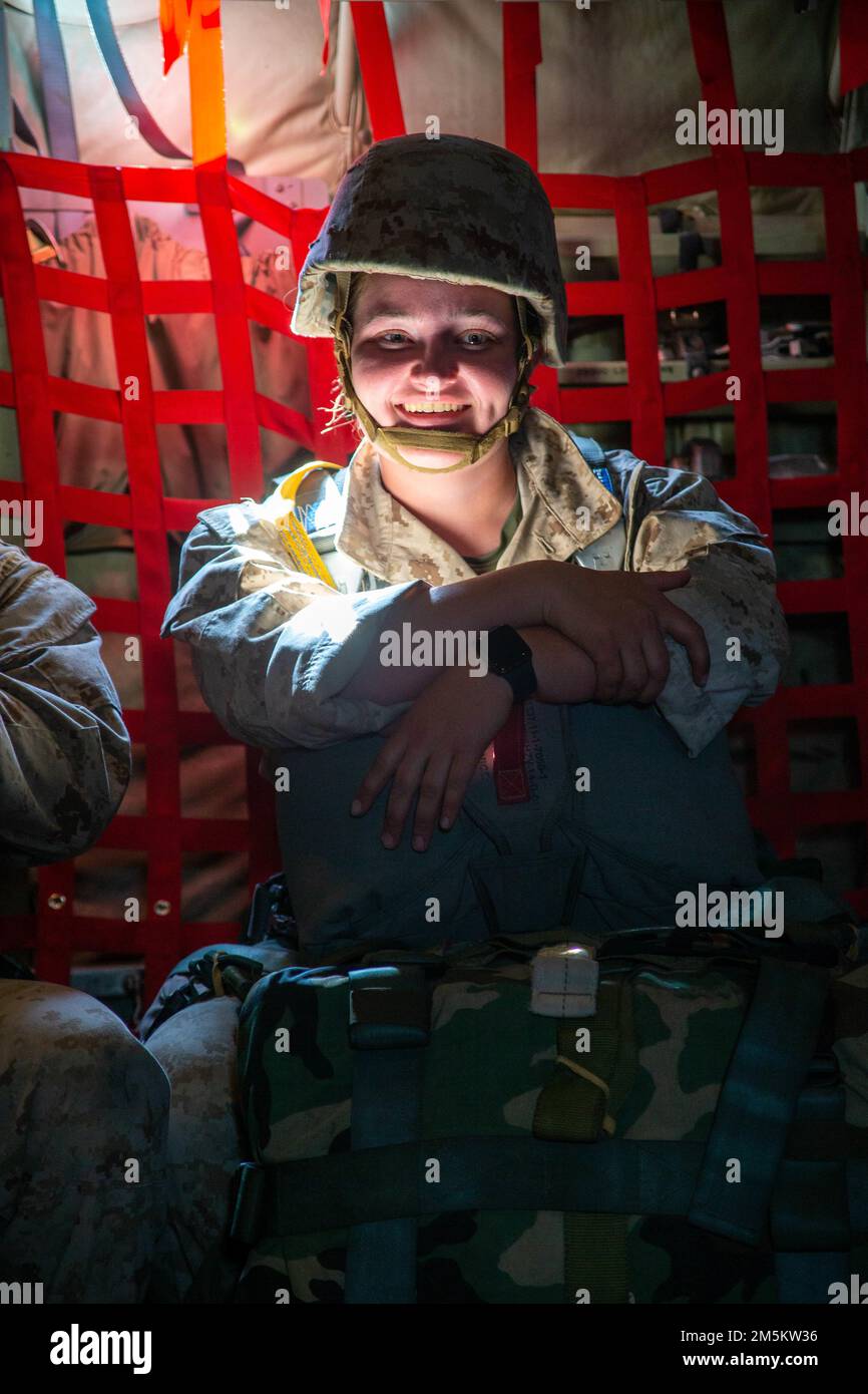 USA Kaitlyn Matheson, ein Fallschirmspringer aus Upland, Kalifornien, dem Marineflugwaffen- und Taktikgeschwader 1 (MAWTS-1) zugeteilt, posiert für ein Foto, bevor er einen statischen Zeilensprung von einem KC-130J Hercules durchführt, während des Waffen- und Taktiklehrers (WTI) Kurs 2-22, über der Umgebung von Yuma, Arizona. 23. März 2022. Der WTI-Kurs ist eine siebenwöchige Schulungsveranstaltung, die von MAWTS-1 veranstaltet wird und standardisierte taktische Schulungen und Zertifizierungen von Ausbildungslehrern für Einheiten zur Unterstützung der Ausbildung und Bereitschaft in der Seefischfahrt bietet und bei der Entwicklung und hilft Stockfoto